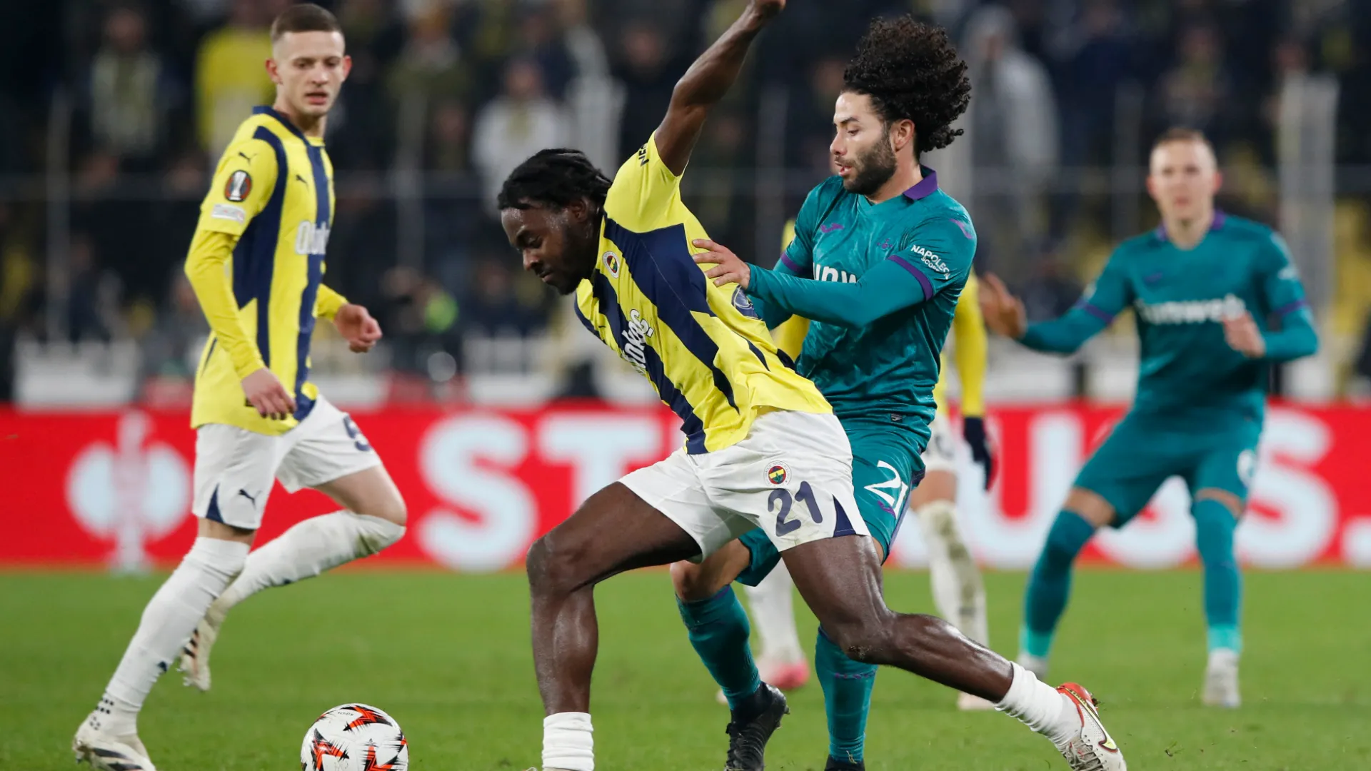 Bright Osayi-Samuel trong màu áo Fenerbahçe, nơi anh thường vắng mặt nhiều vì lý do thể lực