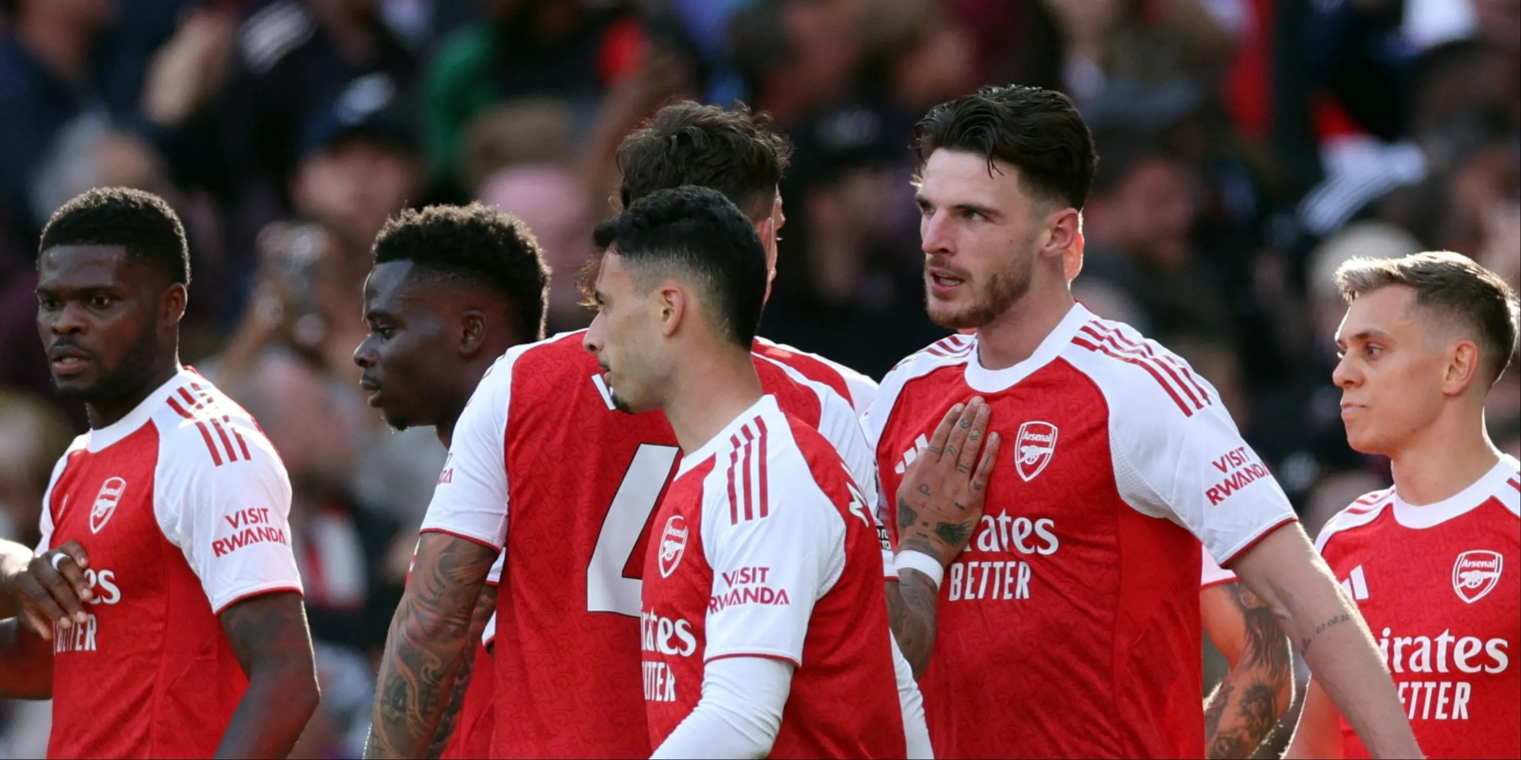 Các ngôi sao trẻ của Arsenal như Gabriel Martinelli, Bukayo Saka và Declan Rice trên sân tập.