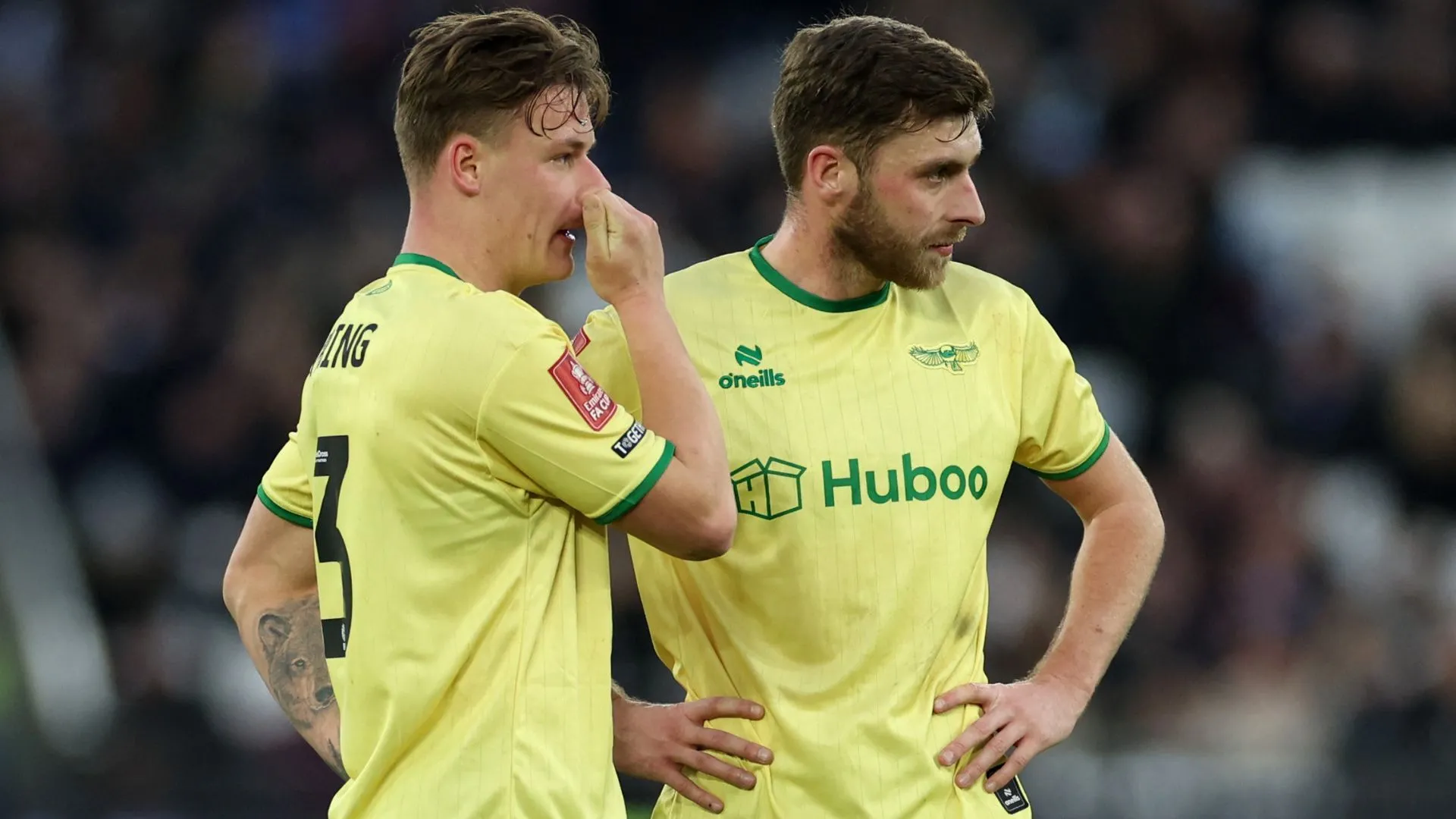 Cam Pring cùng đồng đội trên sân tập của Bristol City