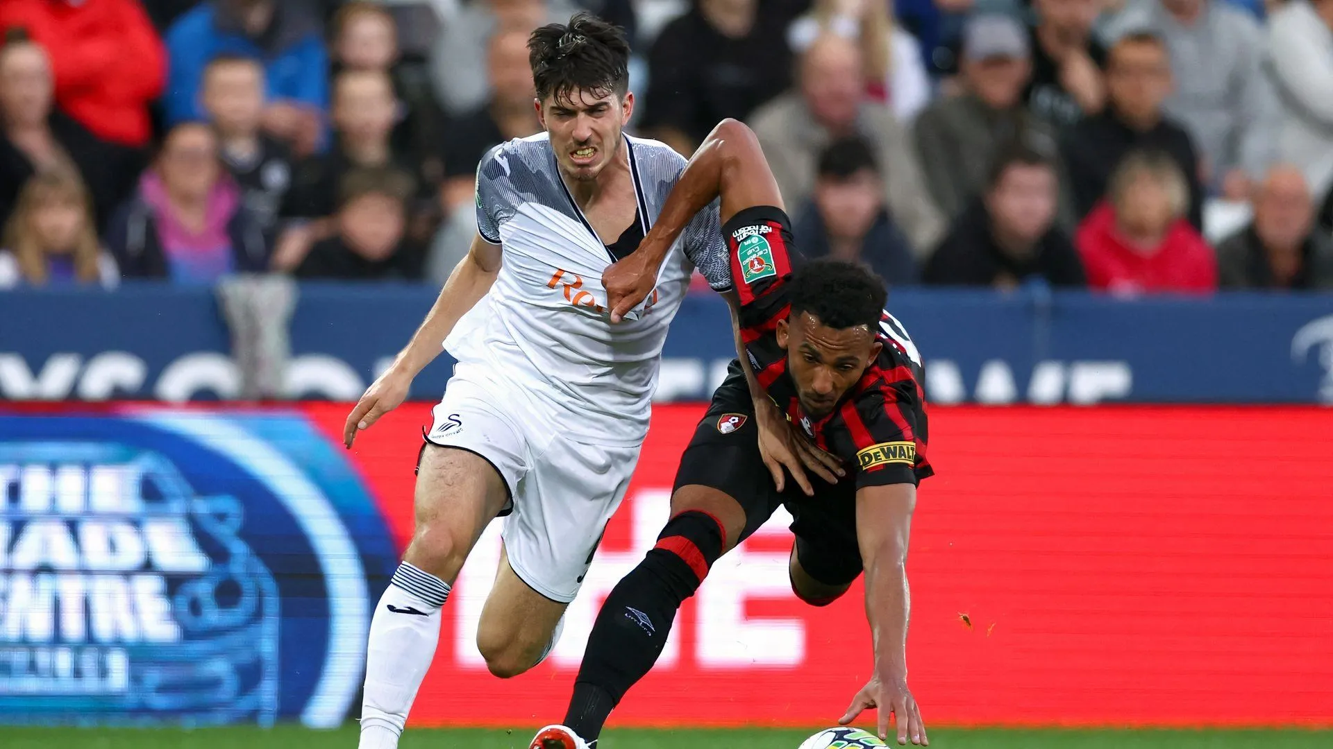 Cầu thủ Swansea City đang thi đấu trên sân cỏ trong một trận đấu thuộc Championship