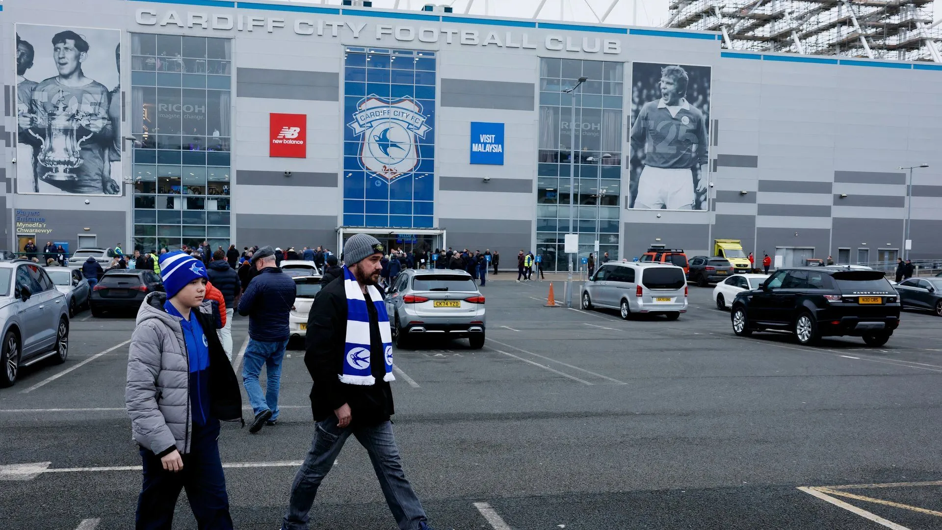 Cổ động viên Cardiff City tại sân vận động, kỳ vọng vào mùa giải mới sau khi xuống hạng.