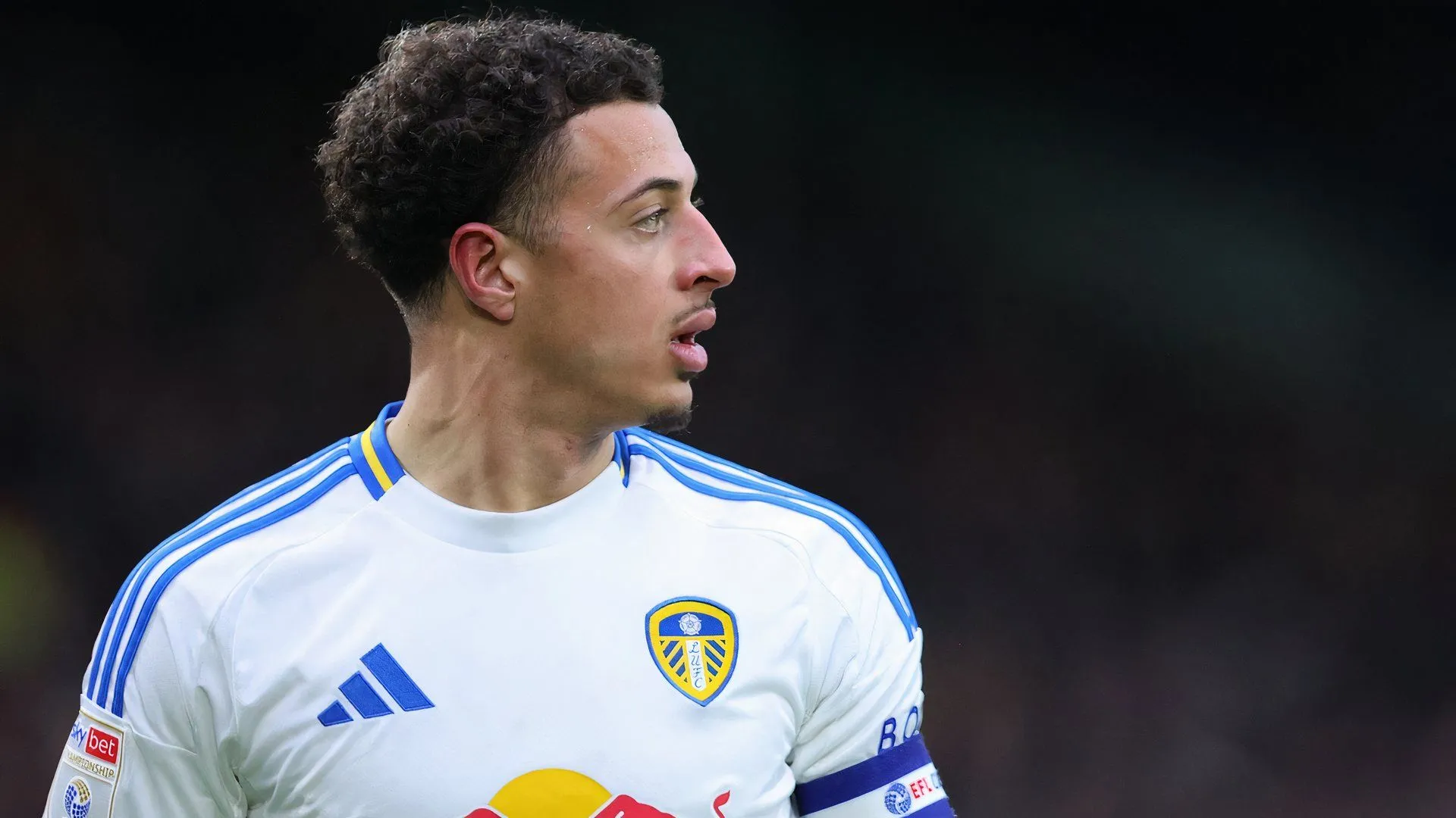 Ethan Ampadu đeo băng đội trưởng Leeds United đấu Sheffield Wednesday