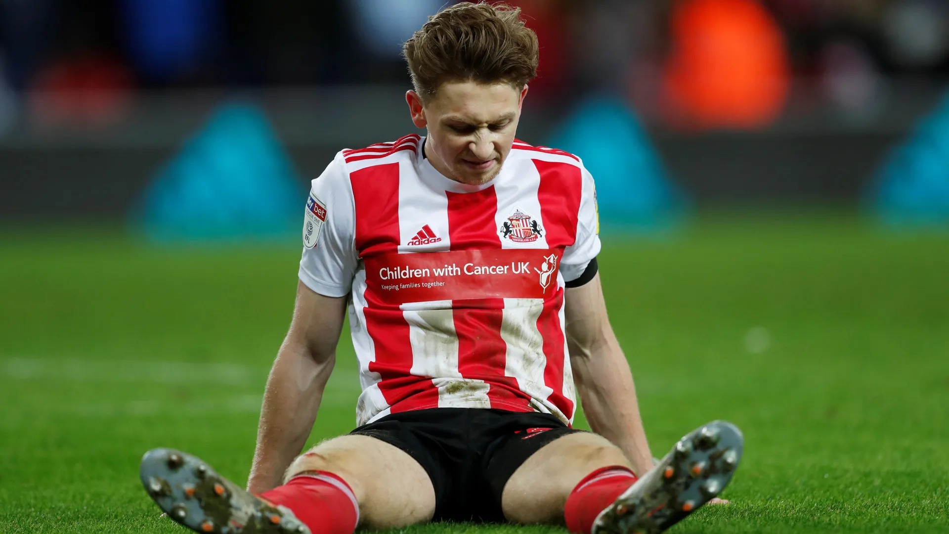 Hậu vệ cánh Denver Hume thi đấu cho Grimsby Town tại giải League Two