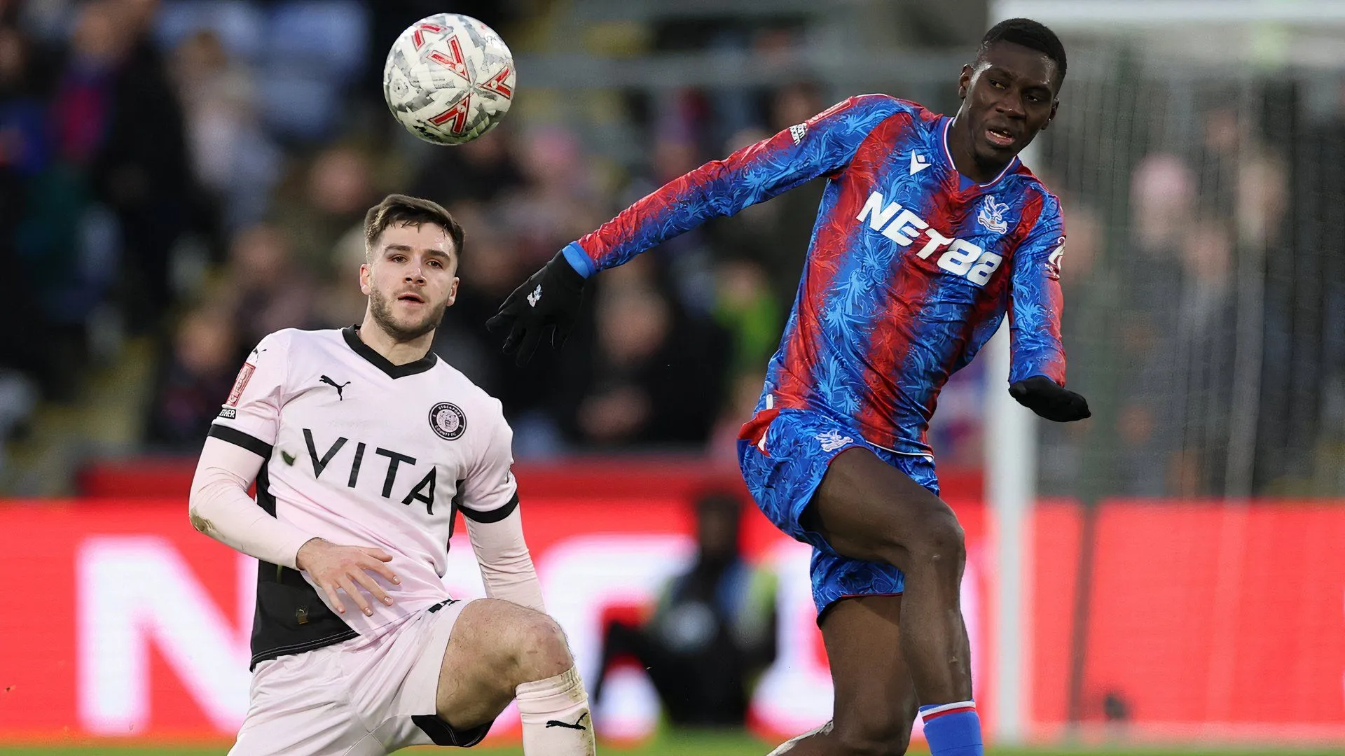 Hậu vệ Ethan Pye trong màu áo Stockport County trên sân cỏ