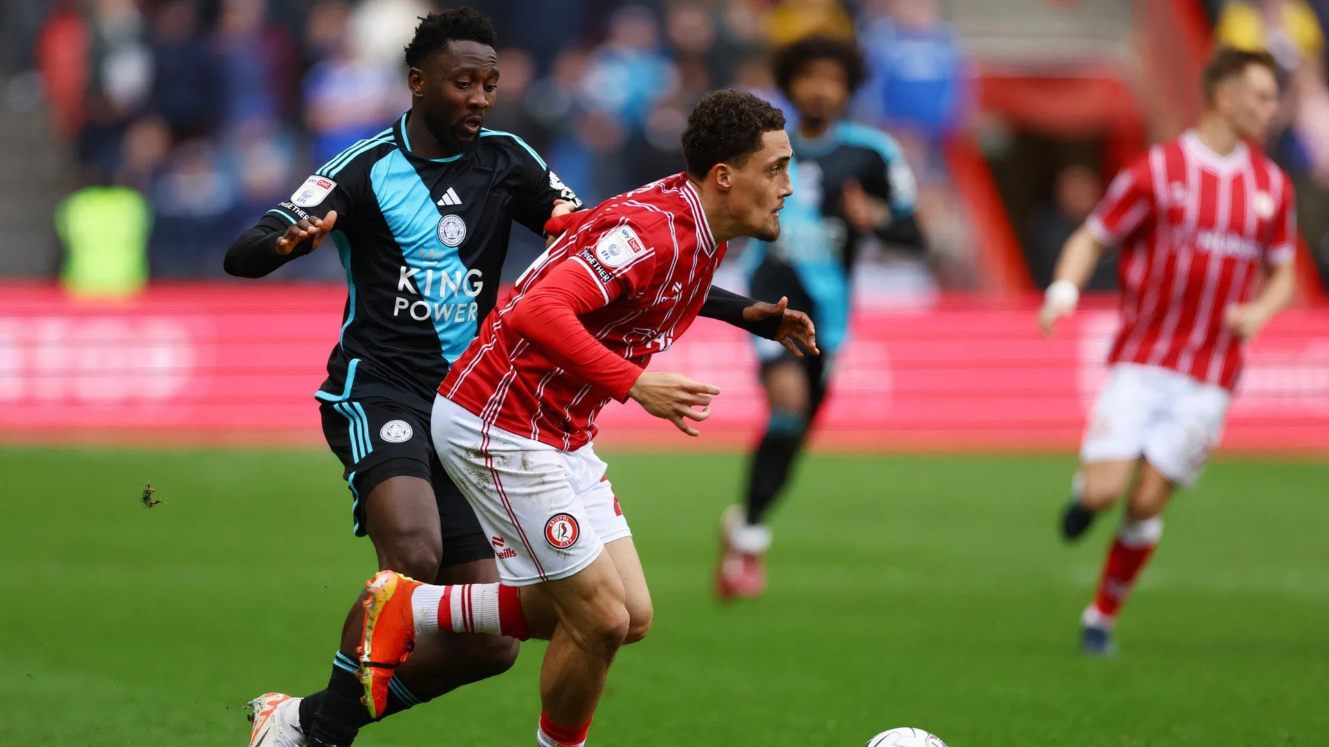 Haydon Roberts trong màu áo Bristol City thi đấu tại Championship, mục tiêu chuyển nhượng của Stockport County.