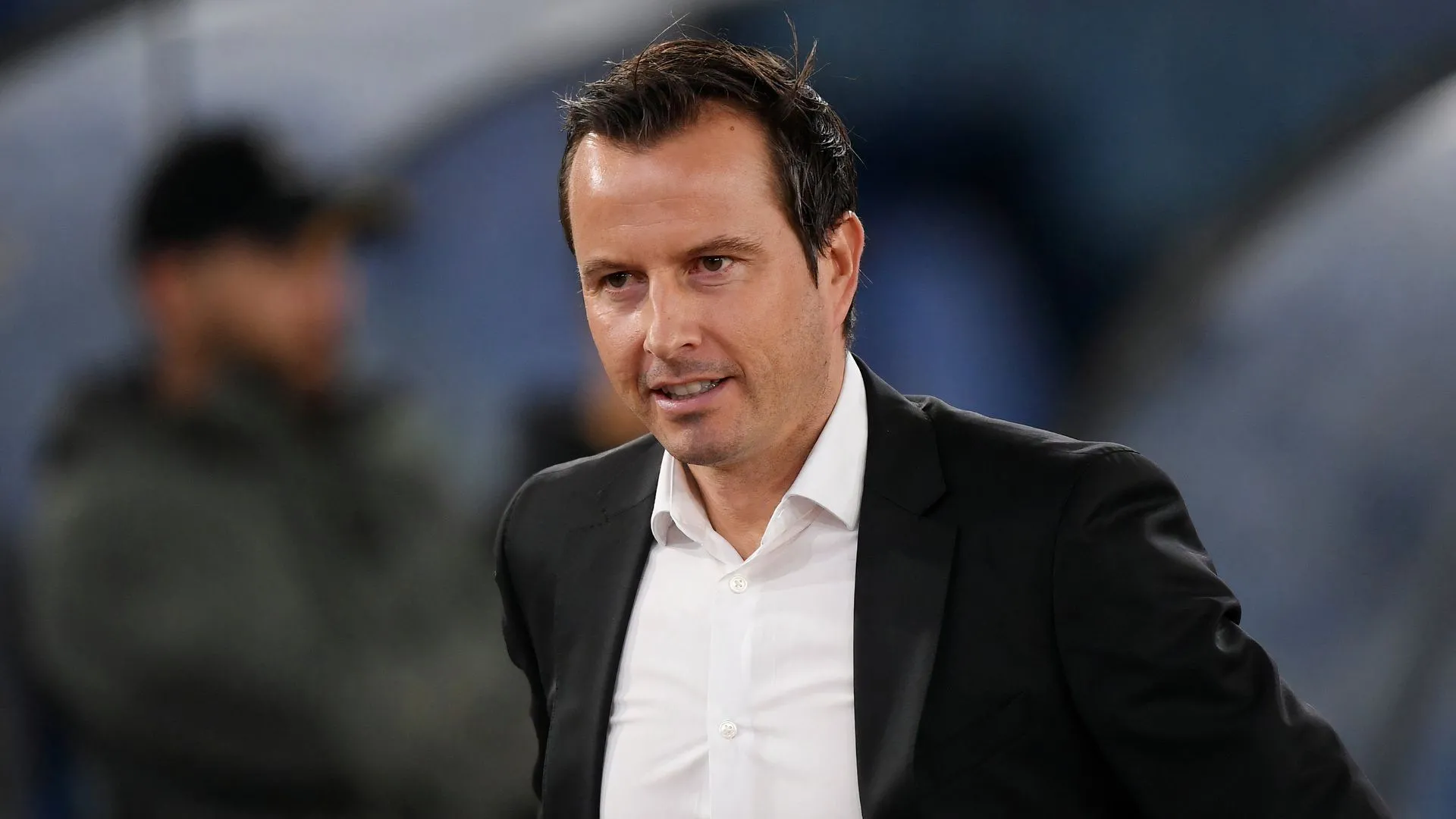 HLV Julien Stephan trên sân vận động trong vai trò huấn luyện viên Rennes