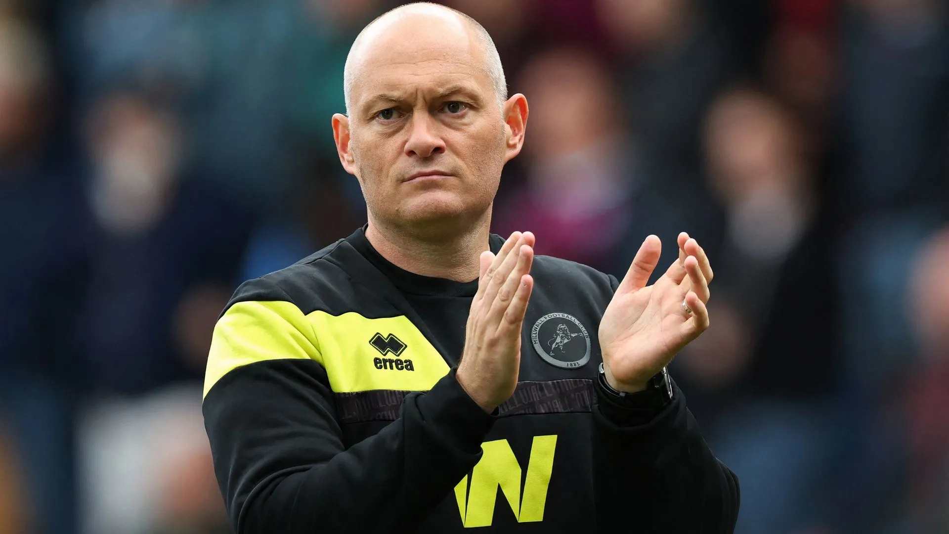 Huấn luyện viên Alex Neil trên sân chỉ đạo Millwall