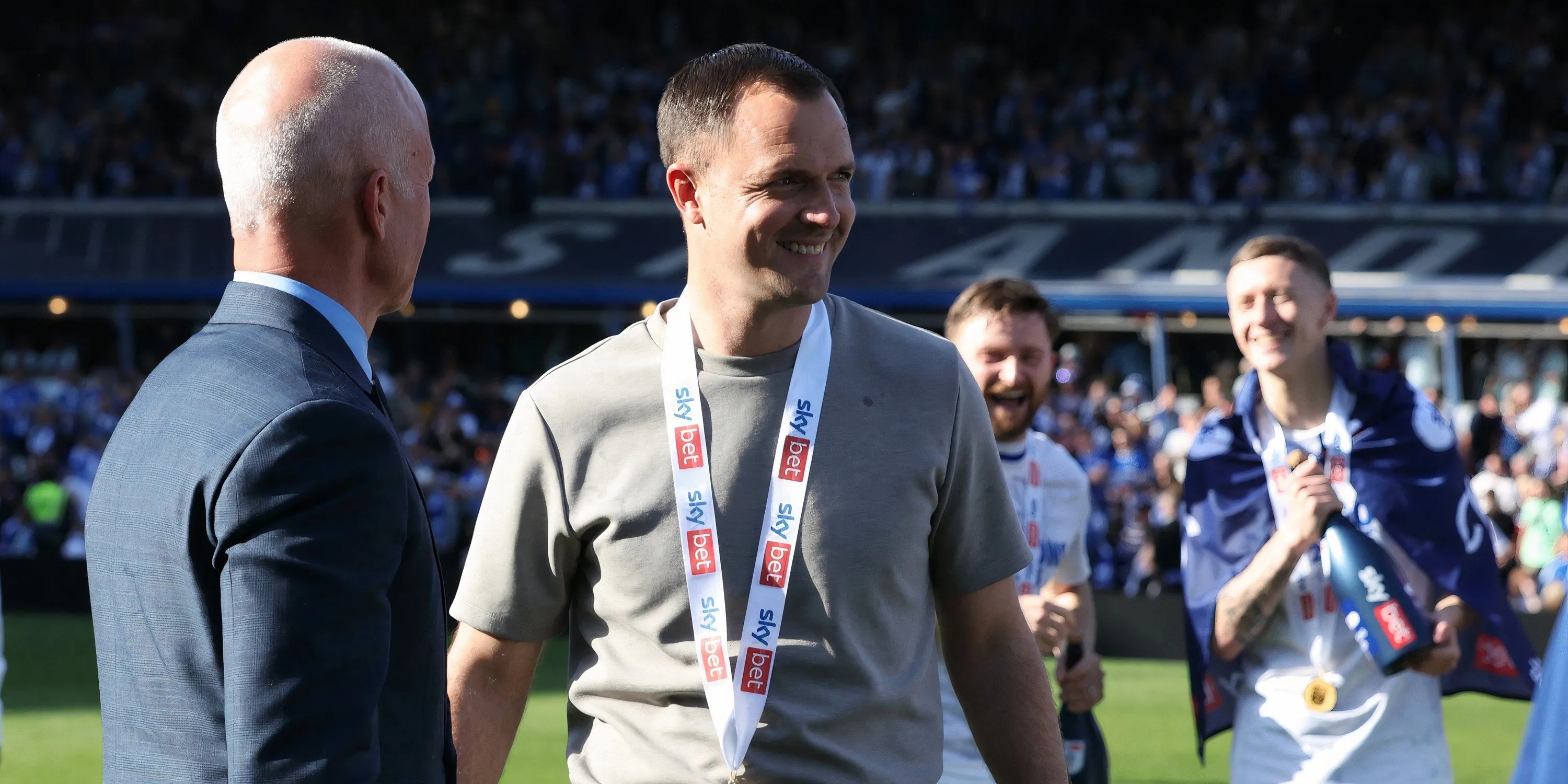 Huấn luyện viên Chris Davies của Birmingham City theo dõi trận đấu
