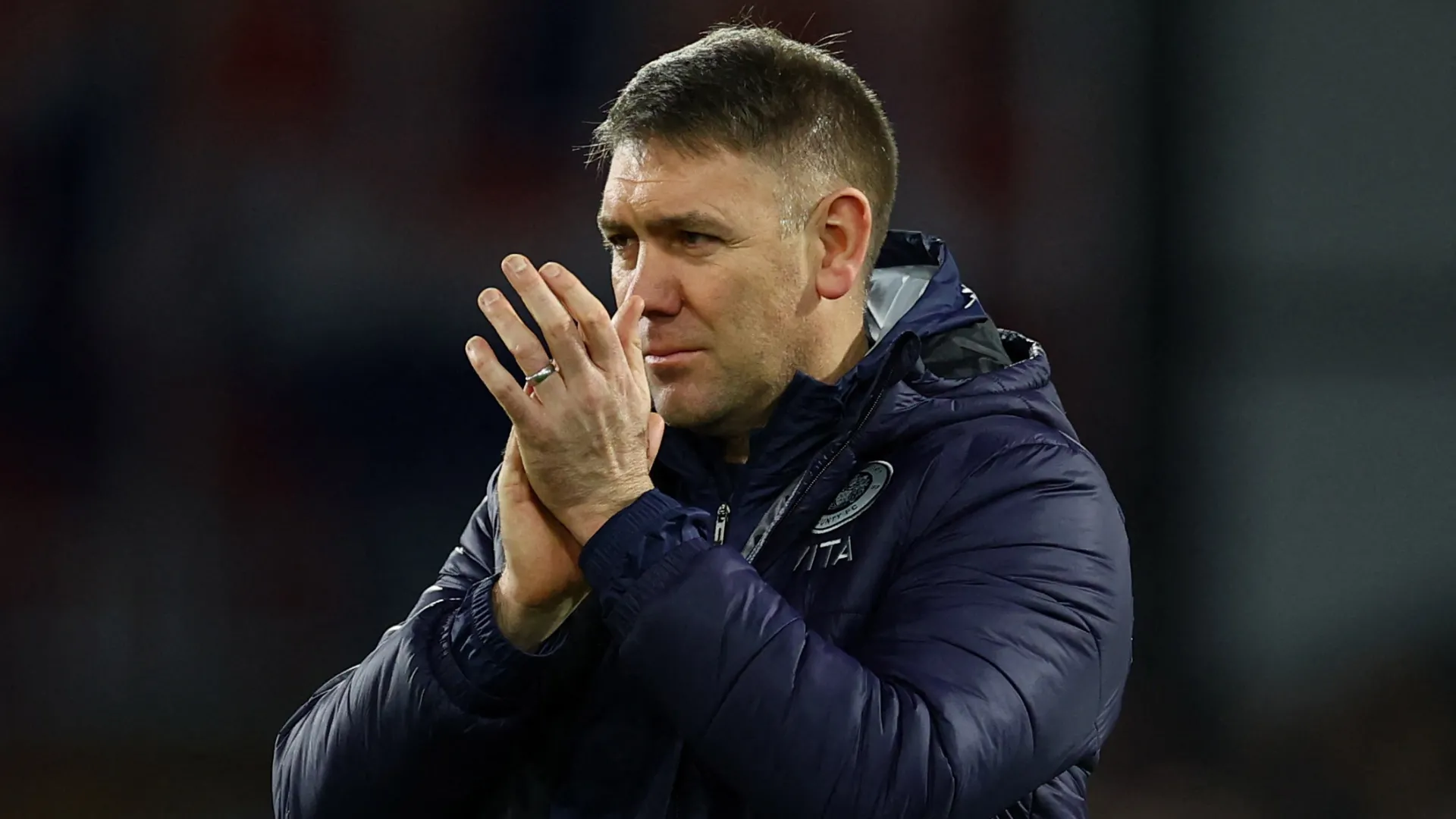 Huấn luyện viên Dave Challinor của Stockport County, người đang tìm cách củng cố đội hình.