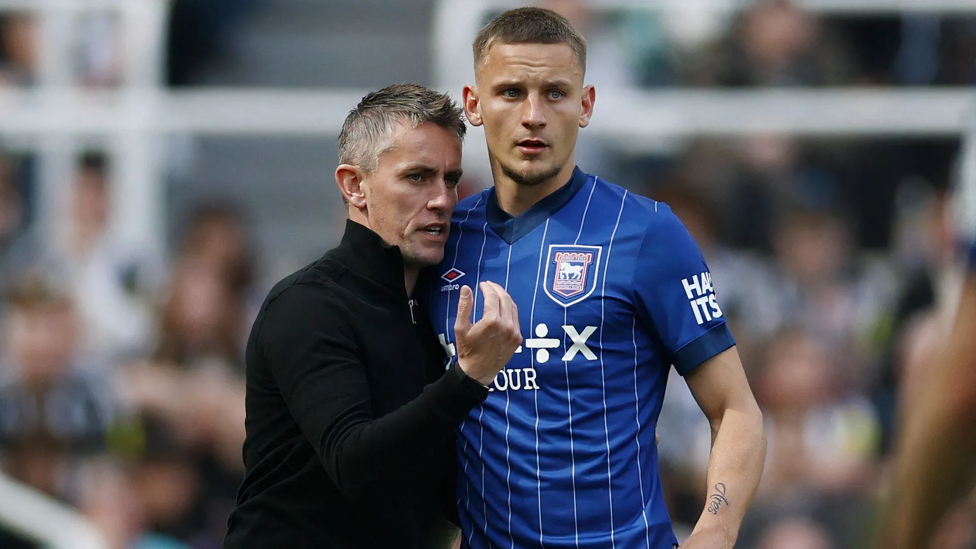Huấn luyện viên Kieran McKenna của Ipswich Town và cầu thủ Luke Woolfenden trên sân tập