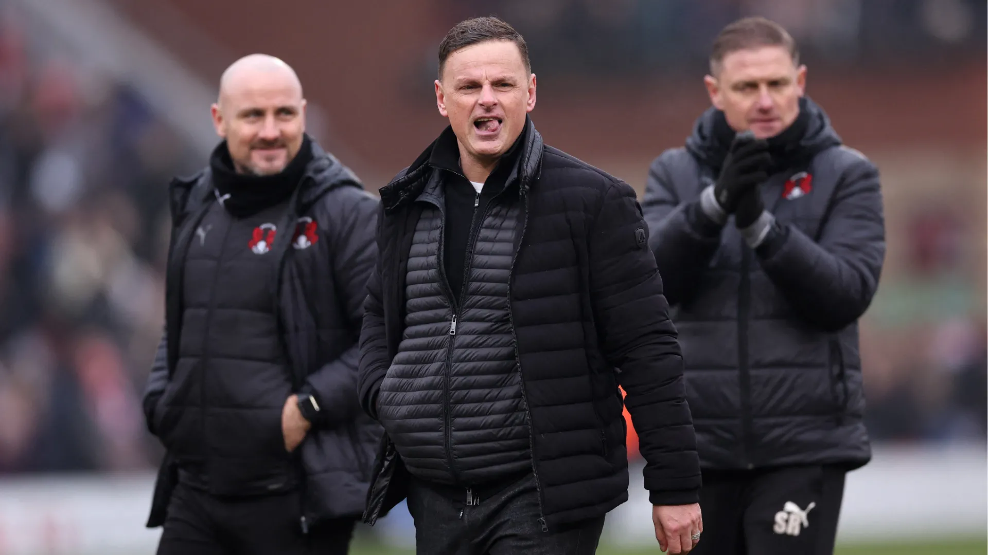 Huấn luyện viên Richie Wellens trên sân với chiếc áo khoác đen của Leyton Orient