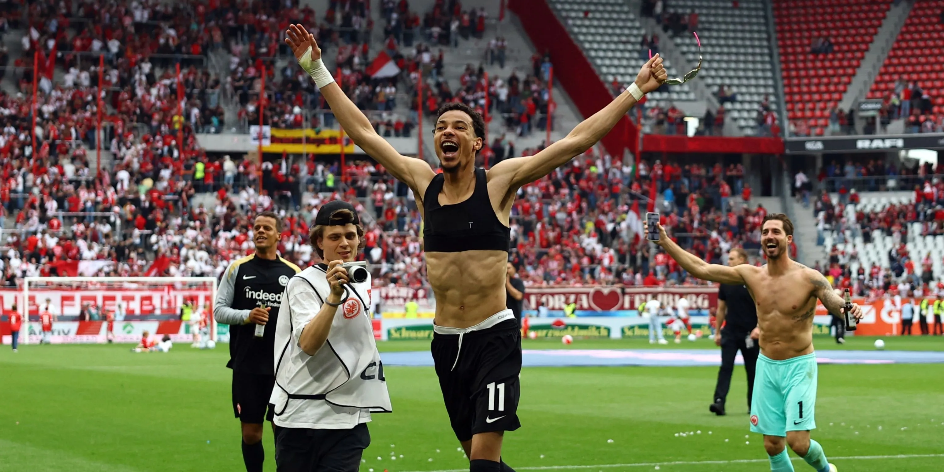 Hugo Ekitike thi đấu cho Eintracht Frankfurt tại Bundesliga, mục tiêu chuyển nhượng của Newcastle