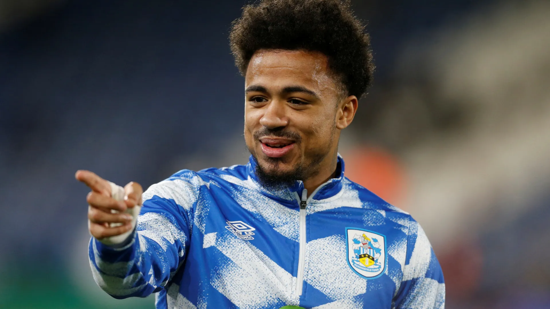 Josh Koroma trong màu áo Huddersfield Town thi đấu trên sân cỏ