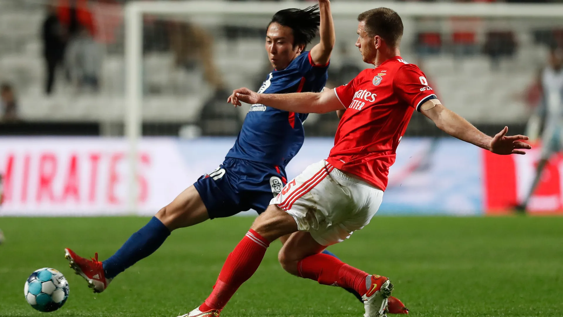 Kanya Fujimoto trong buổi ký hợp đồng với Birmingham City