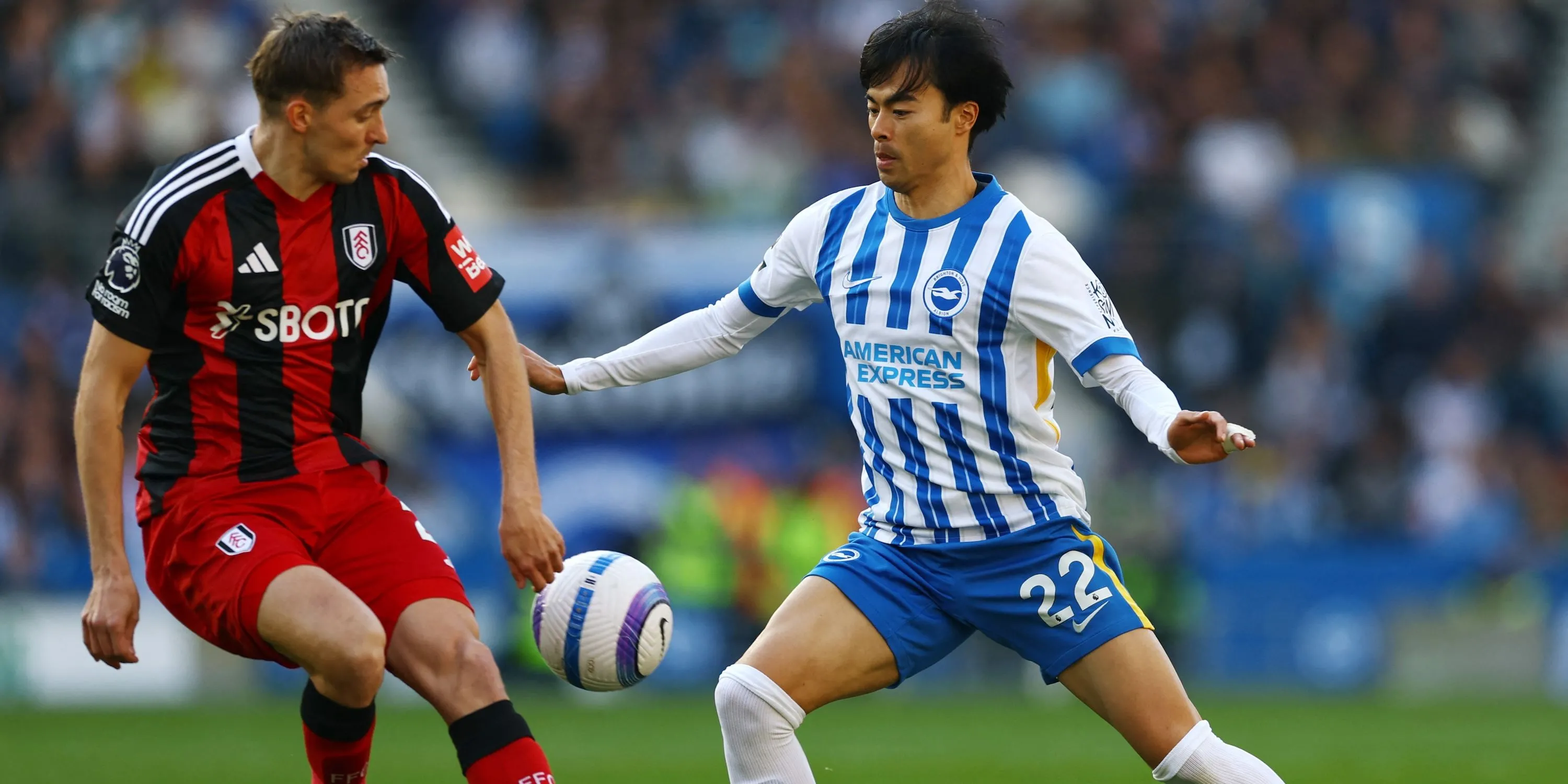 Kaoru Mitoma rê bóng vượt qua cầu thủ Fulham