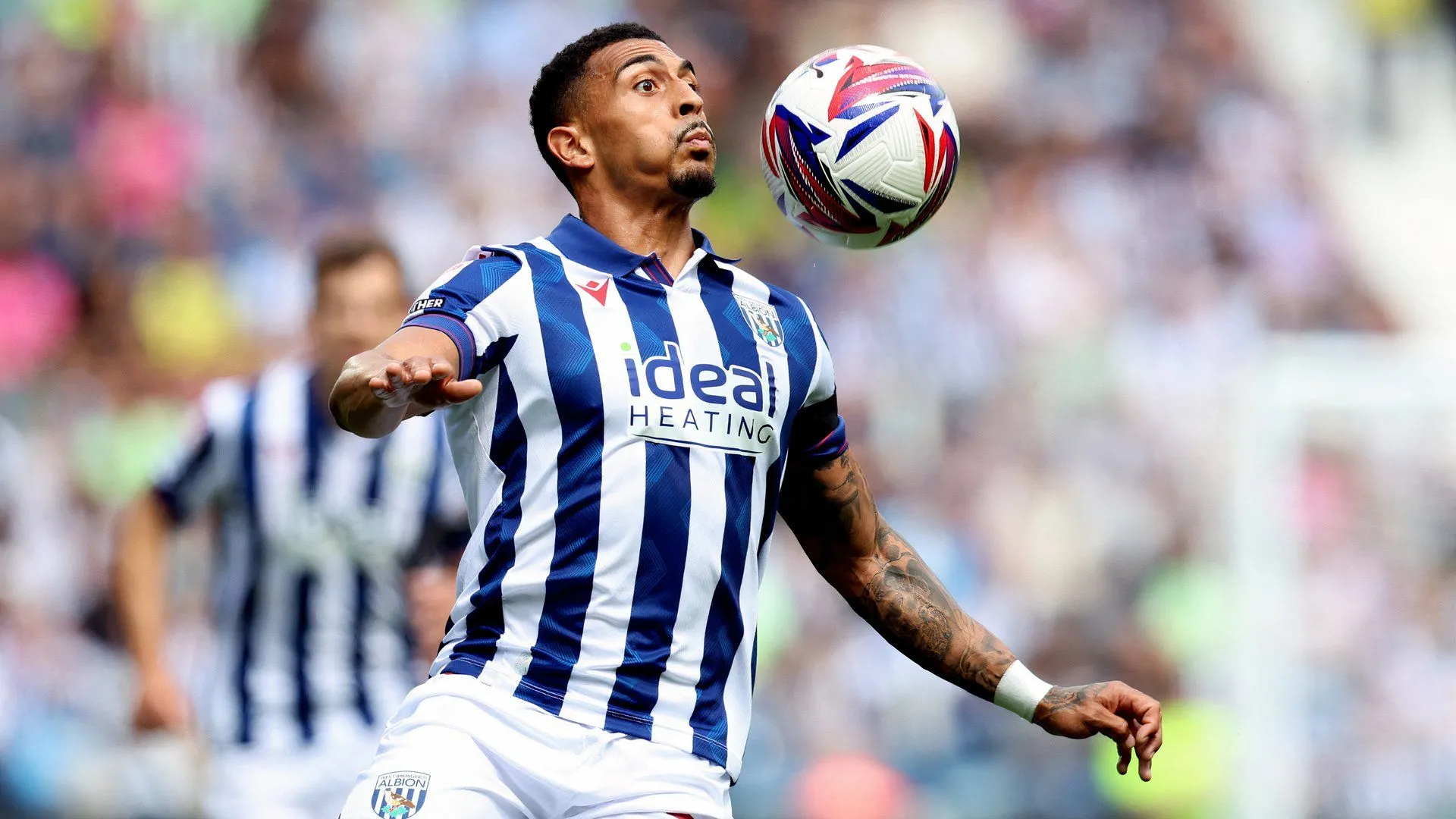 Karlan Grant trong màu áo West Brom Albion thi đấu tại Championship