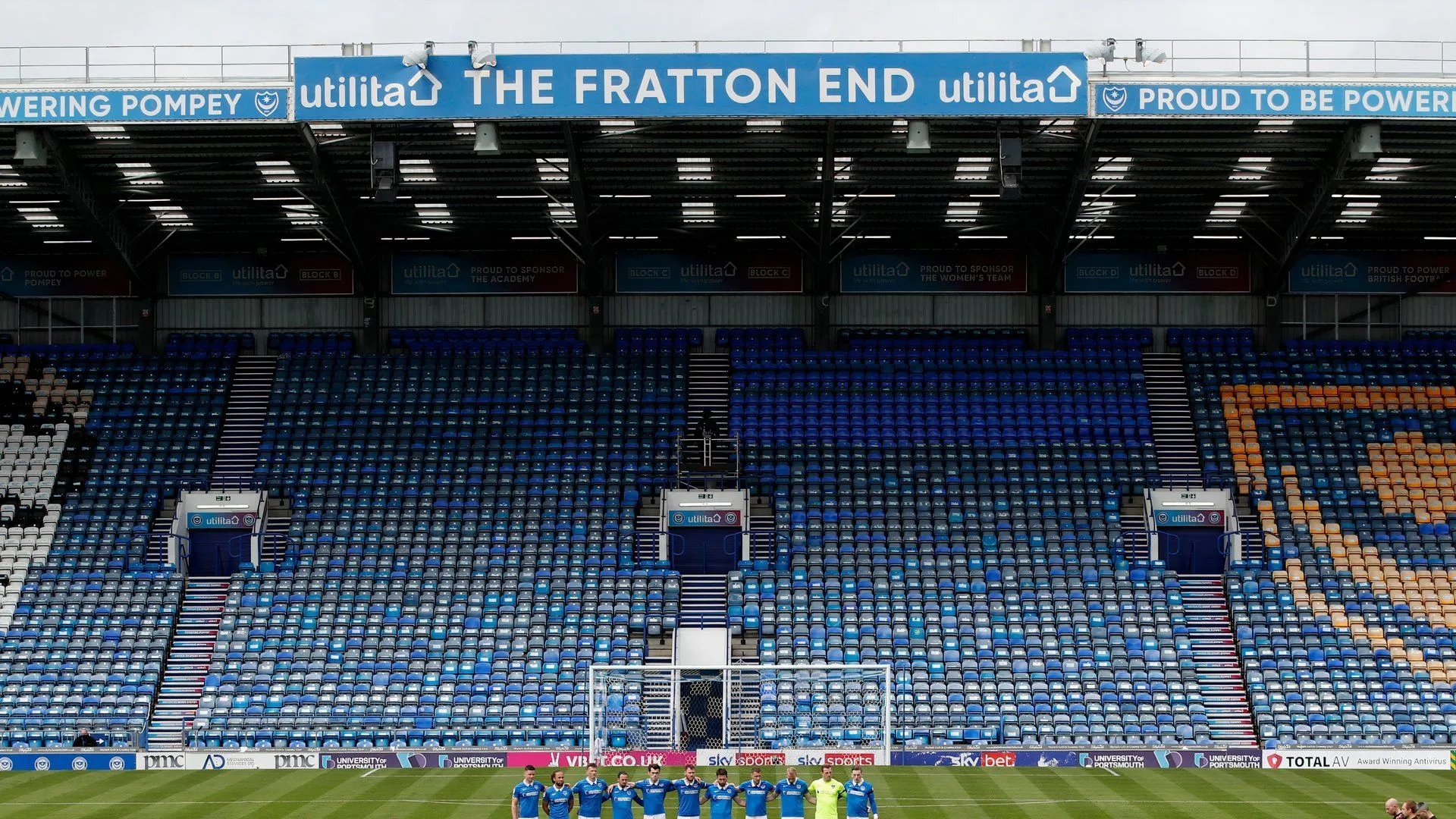 Khán đài Fratton End của sân Fratton Park, sân nhà của Portsmouth, nổi bật với sự cuồng nhiệt của cổ động viên