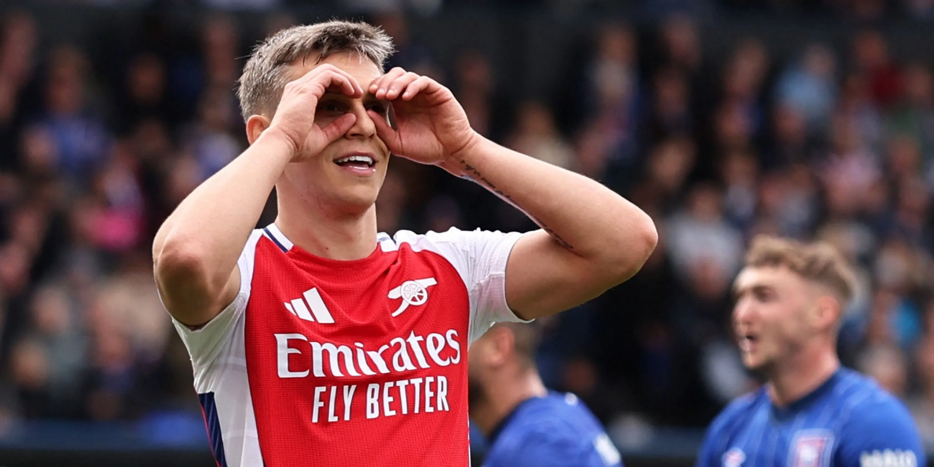 Leandro Trossard trong màu áo Arsenal, đứng trước khả năng rời đội
