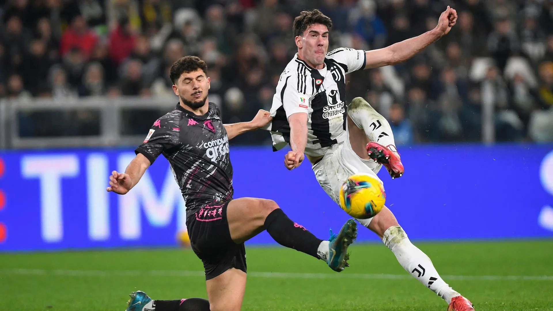 Liberato Cacace, tân binh tiềm năng của Wrexham, thể hiện kỹ năng trong trận đấu tại Serie A.