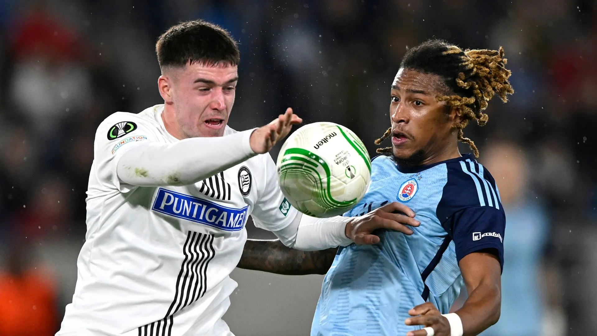 Max Johnston, hậu vệ trẻ tài năng của Sturm Graz, trong trận đấu tại giải vô địch Áo