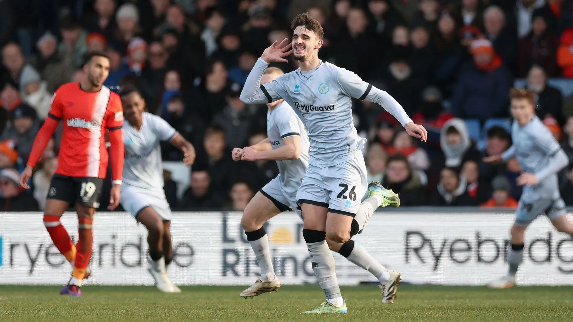 Mihailo Ivanovic ghi bàn cho Millwall trong trận đấu tại Championship