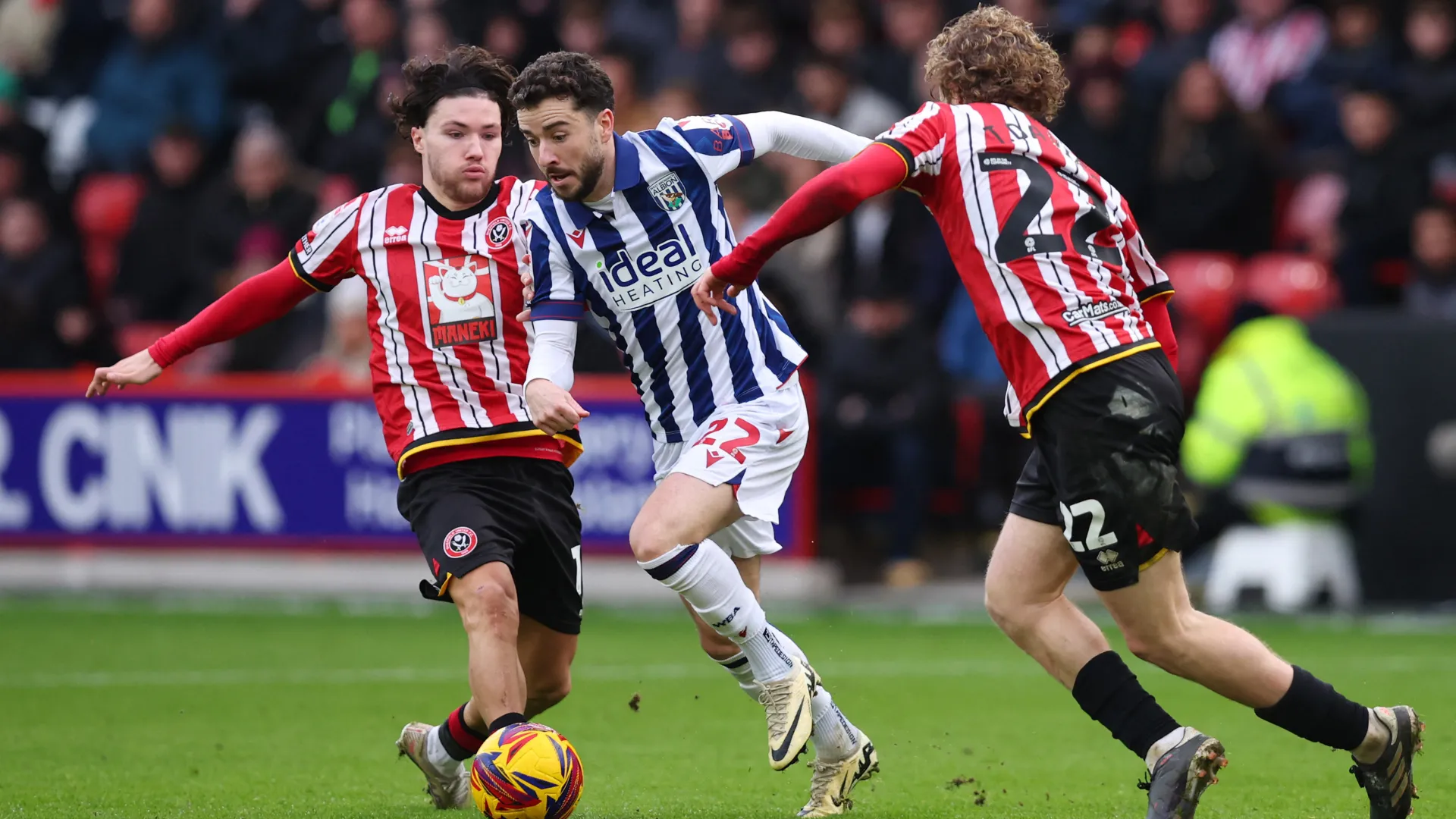 Mikey Johnston của West Brom và Callum O'Hare trên sân cỏ
