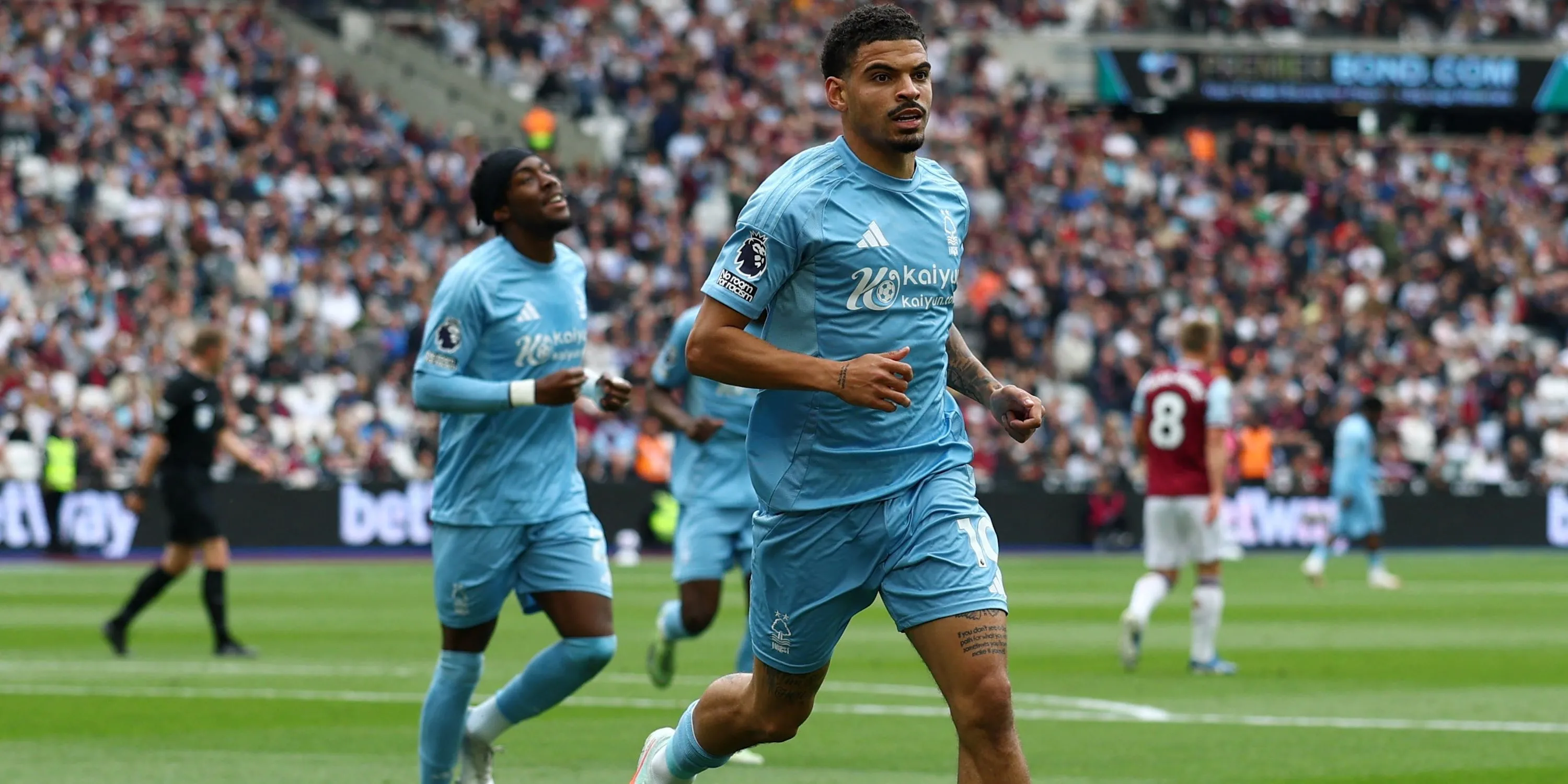 Morgan Gibbs-White ăn mừng bàn thắng trong màu áo Nottingham Forest