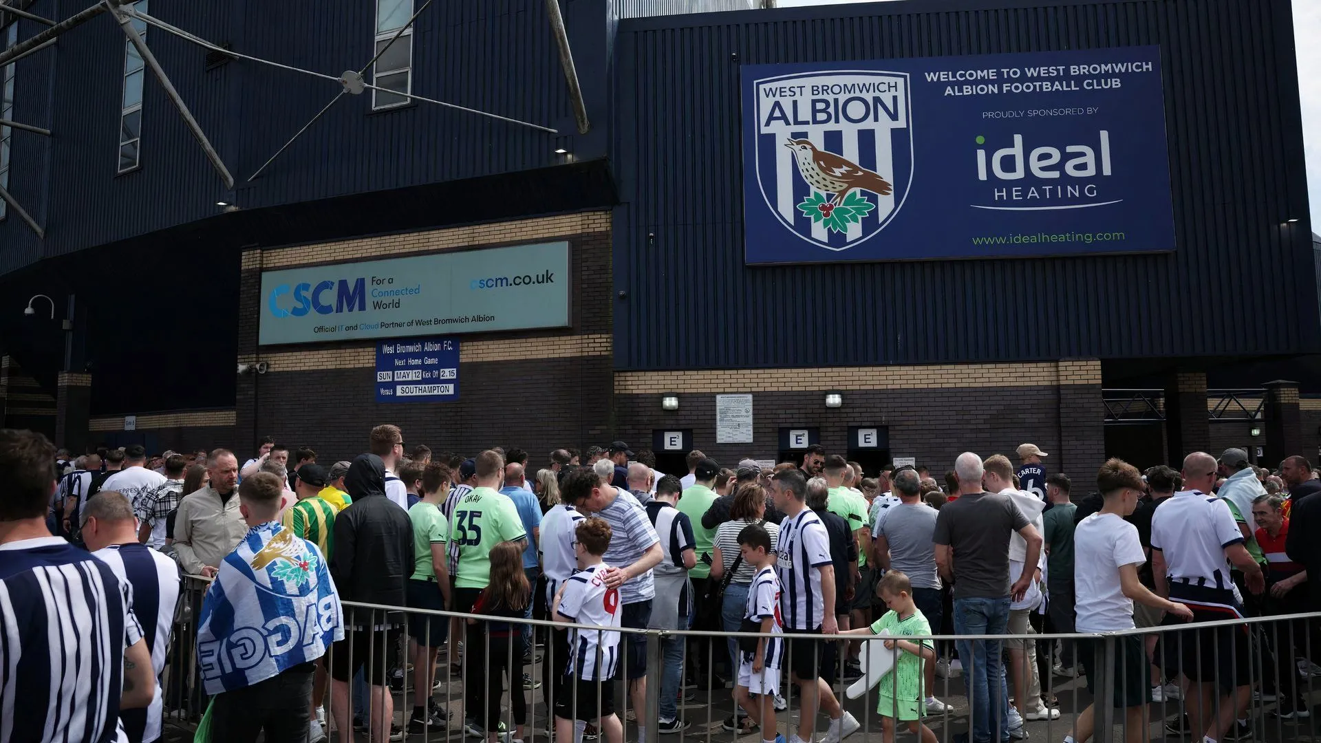 Người hâm mộ West Brom bên ngoài sân vận động The Hawthorns