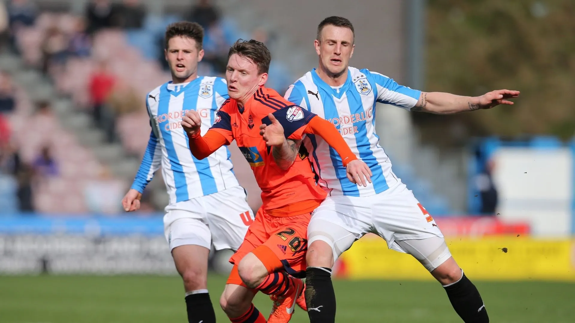 Peter Clarke trong màu áo Huddersfield Town, biểu tượng của sự ổn định hàng phòng ngự