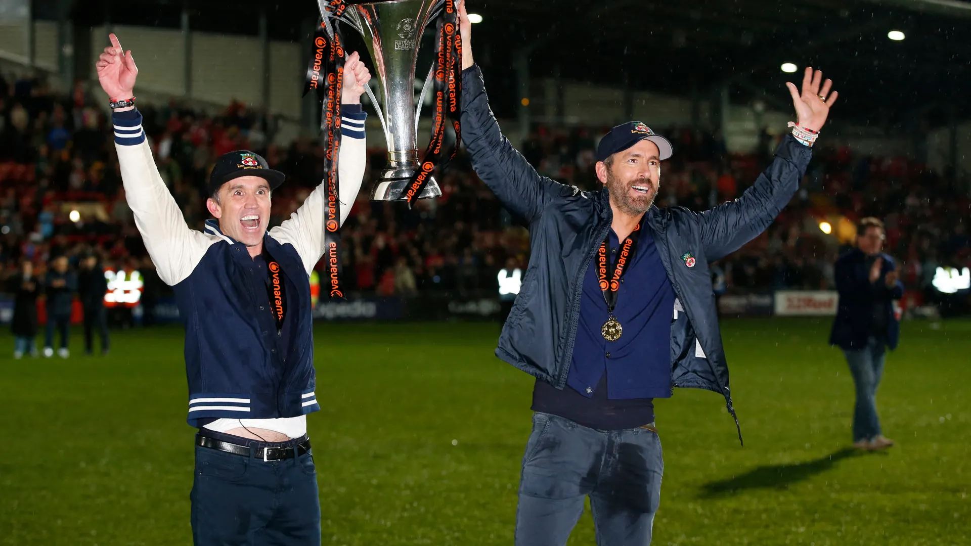 Ryan Reynolds và Rob McElhenney, chủ sở hữu Wrexham, với áo đấu của câu lạc bộ.