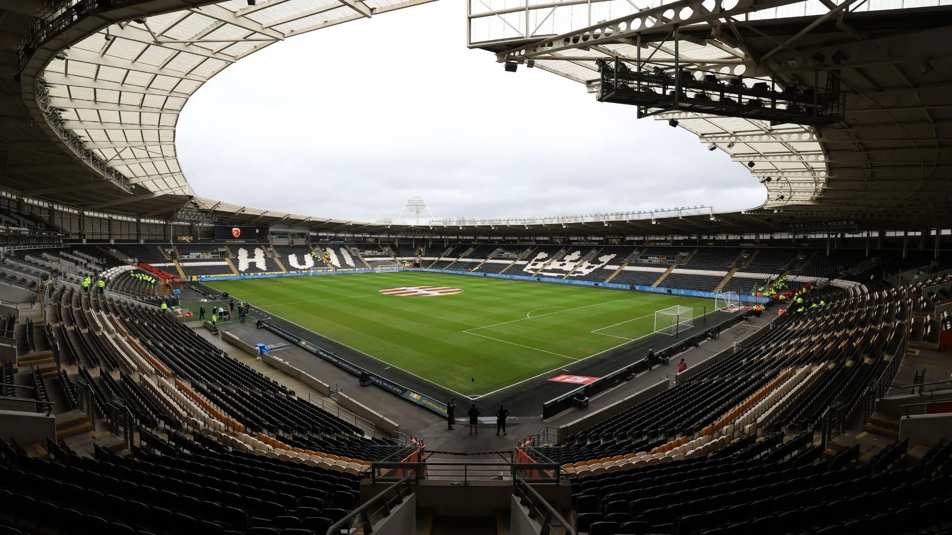 Sân vận động MKM của Hull City với thiết kế hiện đại hình bát úp, nhưng thiếu không khí bóng đá