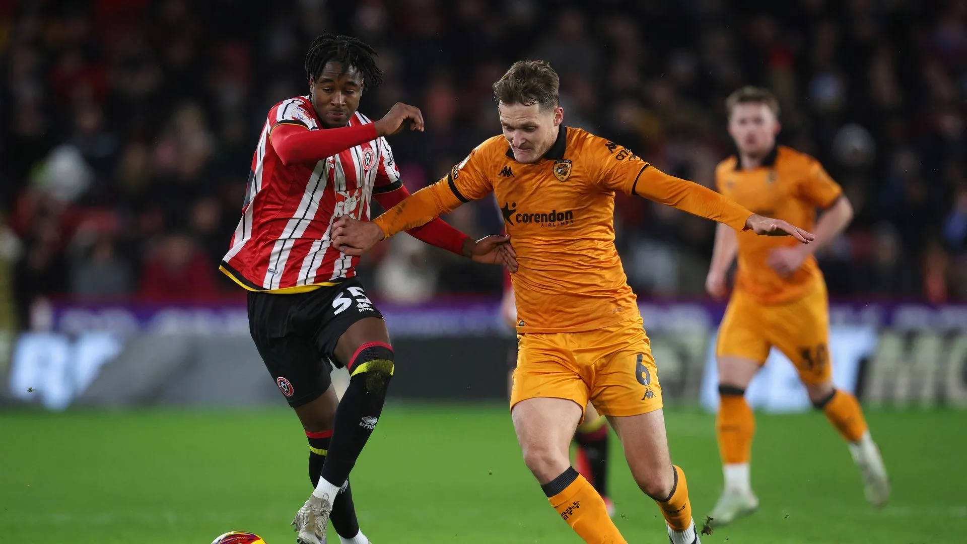 Sean McLoughlin (Hull City) tranh bóng quyết liệt trong trận đấu với Sheffield United