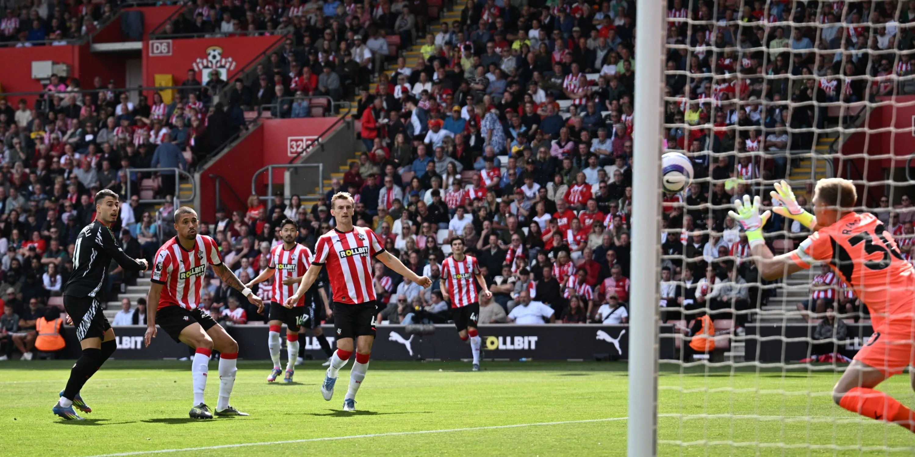 Thủ môn Aaron Ramsdale trong màu áo Southampton tại Premier League