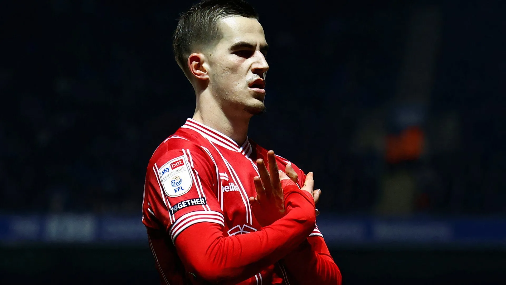 Tiền đạo Anis Mehmeti ăn mừng bàn thắng cho Bristol City