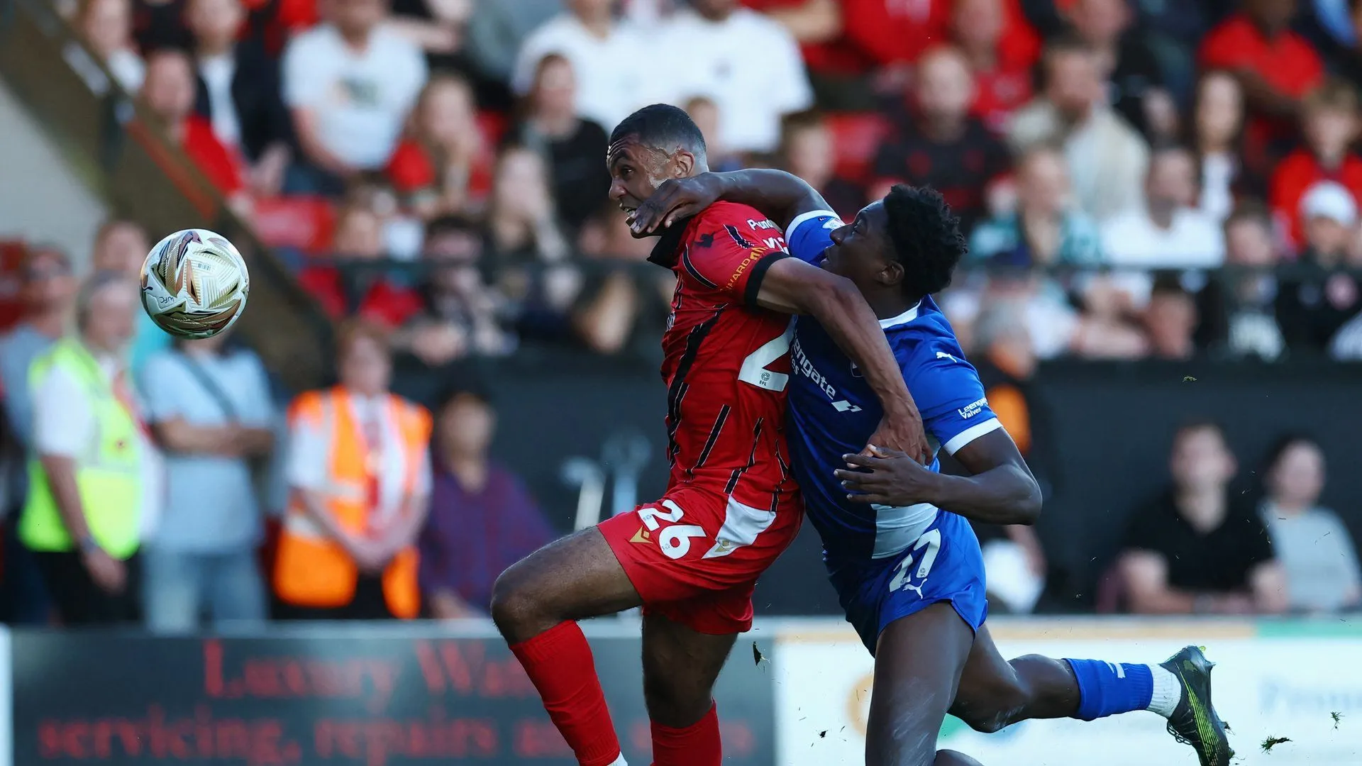 Tiền đạo Bim Pepple cùng đồng đội David Okagbue trong trận đấu giữa Walsall và Chesterfield
