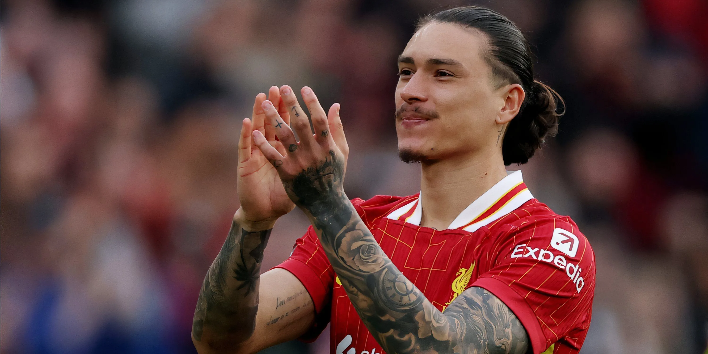Tiền đạo Darwin Nunez vỗ tay tri ân người hâm mộ Liverpool
