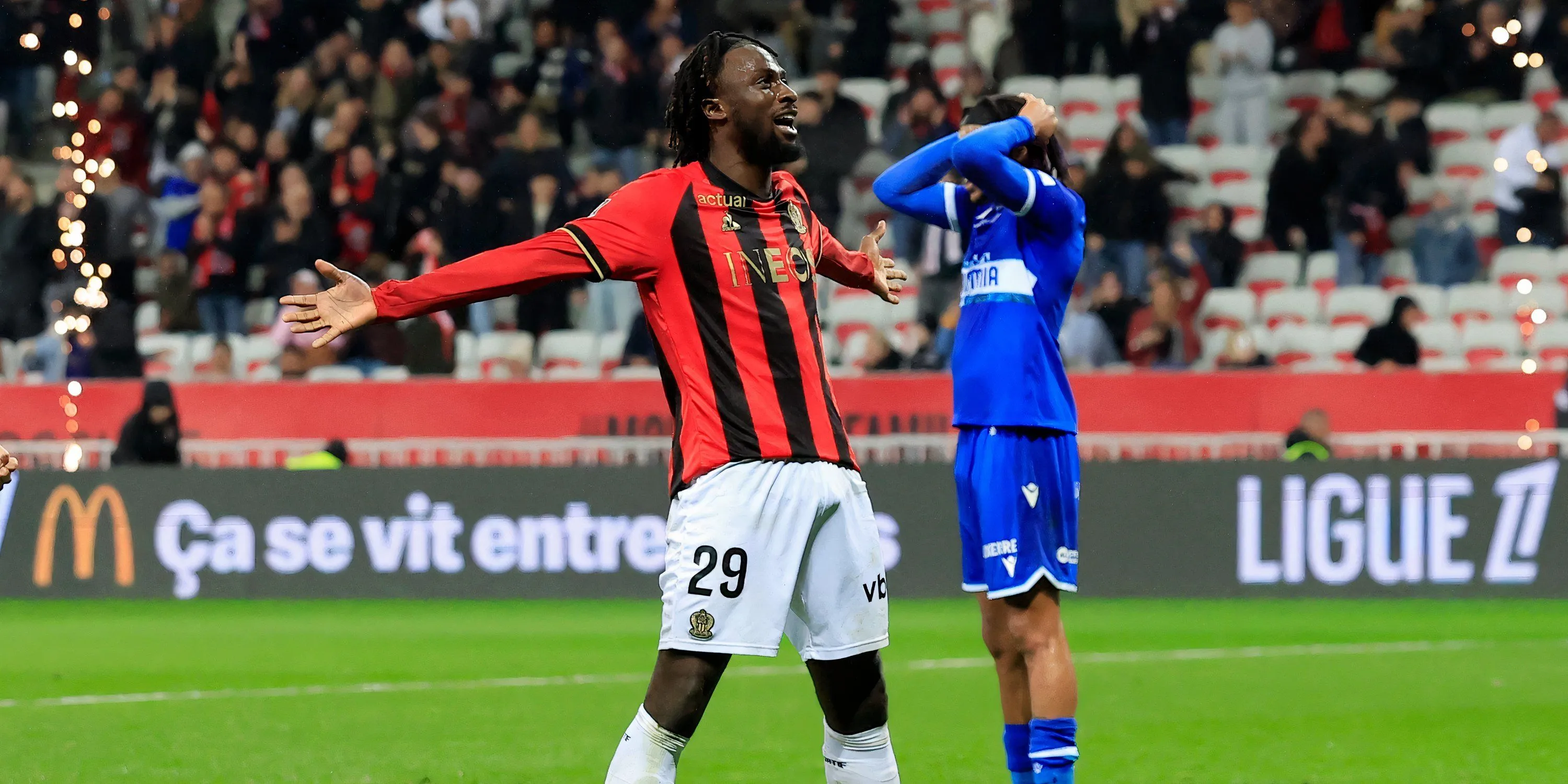 Tiền đạo Evann Guessand trong màu áo OGC Nice