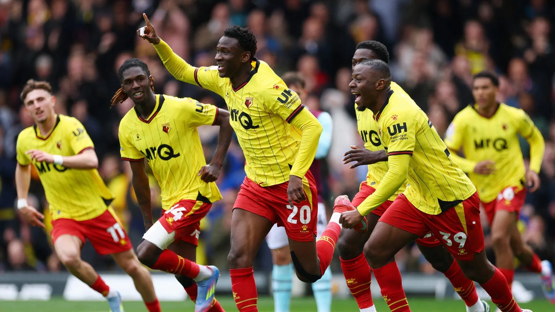 Tiền đạo Mamadou Doumbia trong màu áo Watford tại Championship.