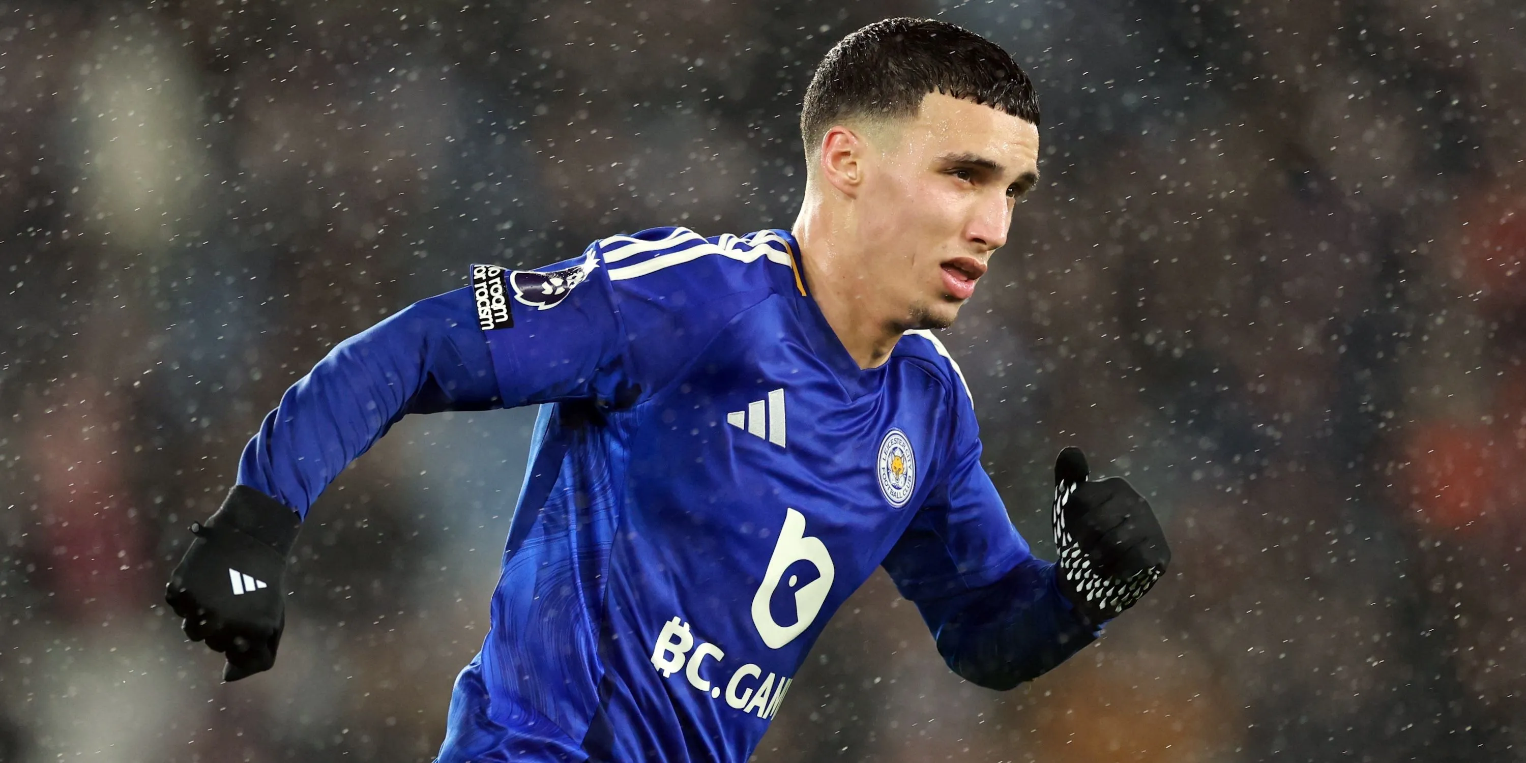 Tiền vệ Bilal El Khannouss của Leicester City trong một pha bóng