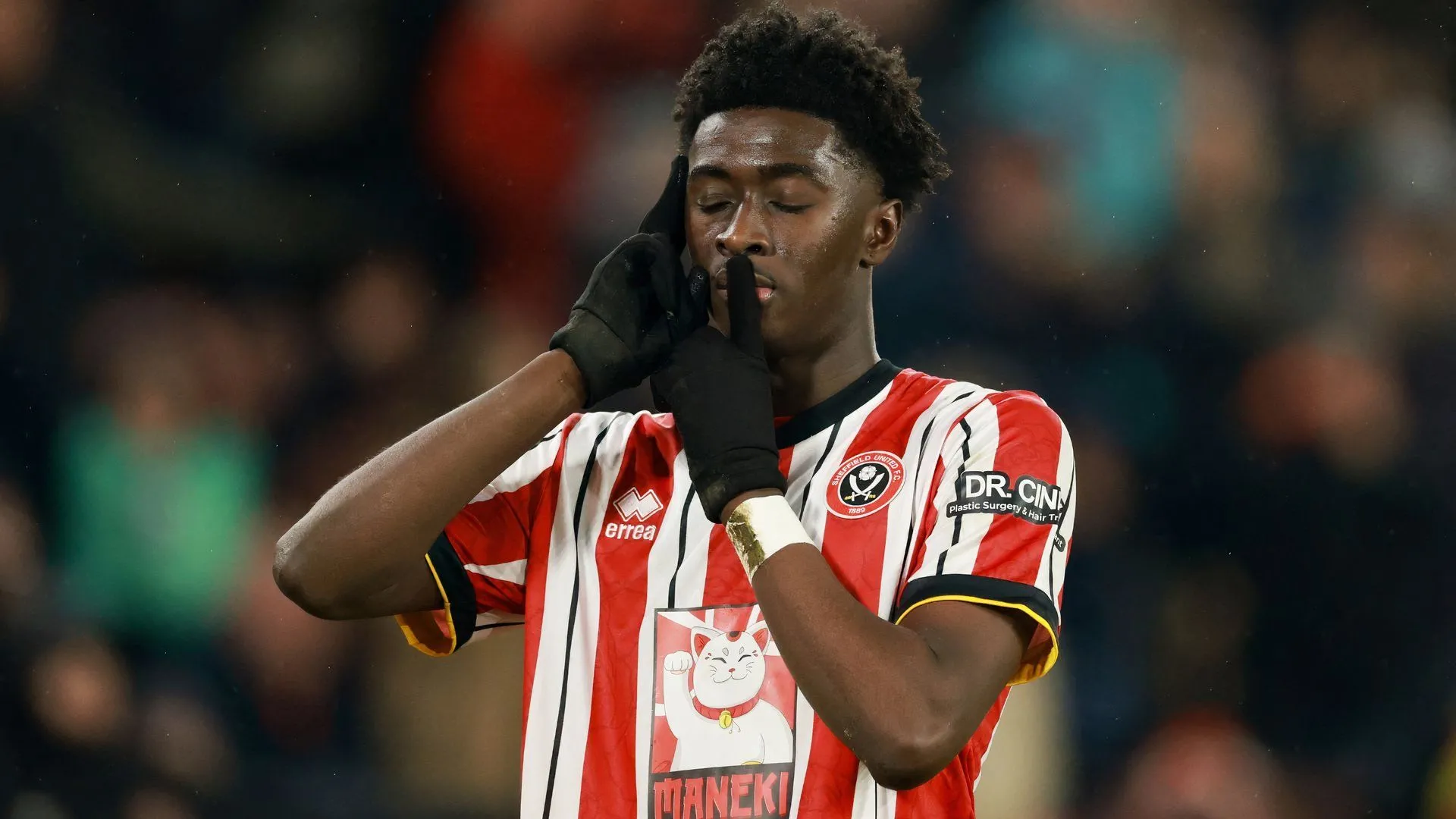 Tiền vệ Jesurun Rak-Sakyi trong màu áo Sheffield United, thể hiện phong độ ấn tượng tại Championship.