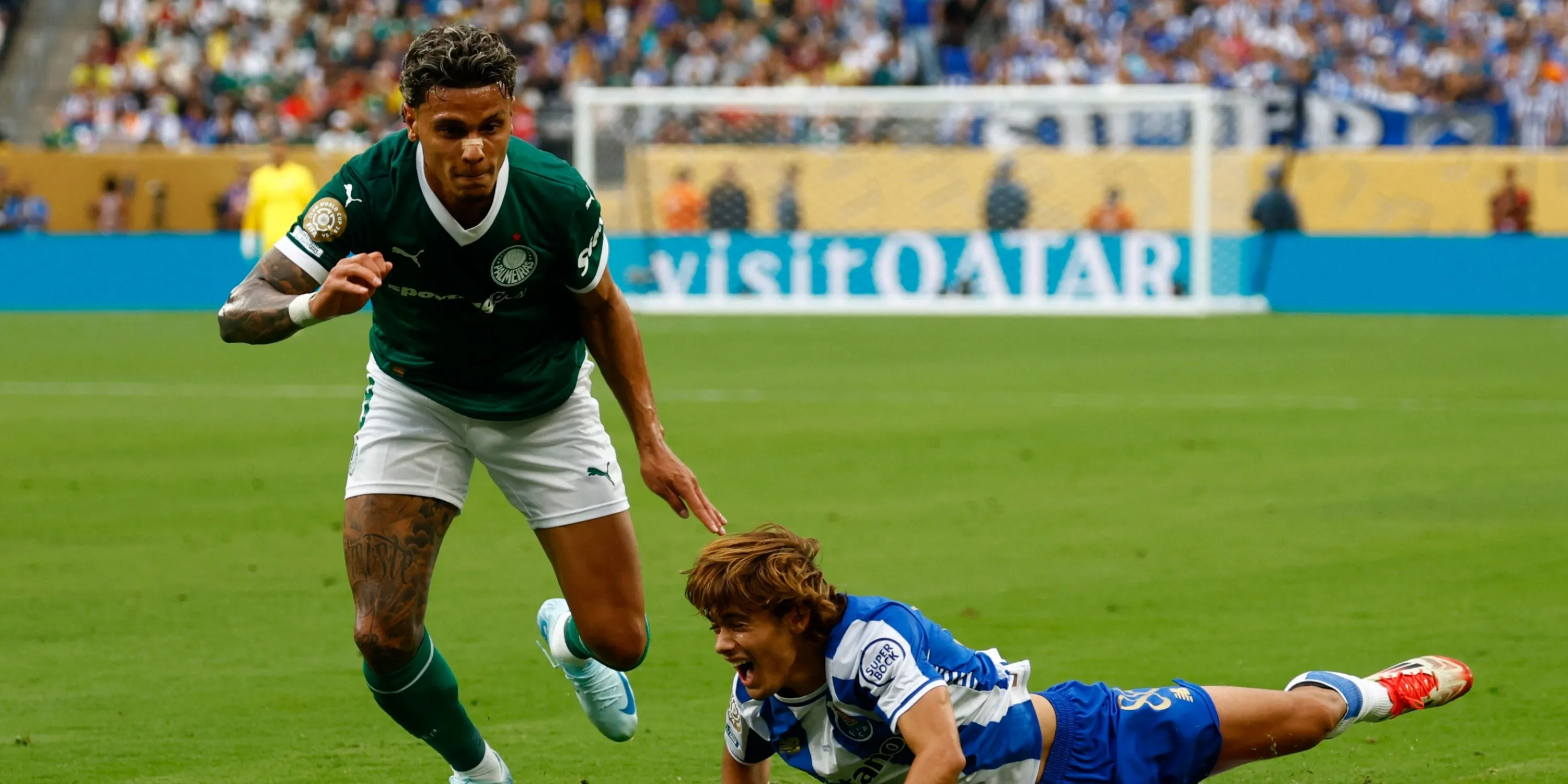 Tiền vệ Richard Rios trong một pha tranh bóng cho Palmeiras