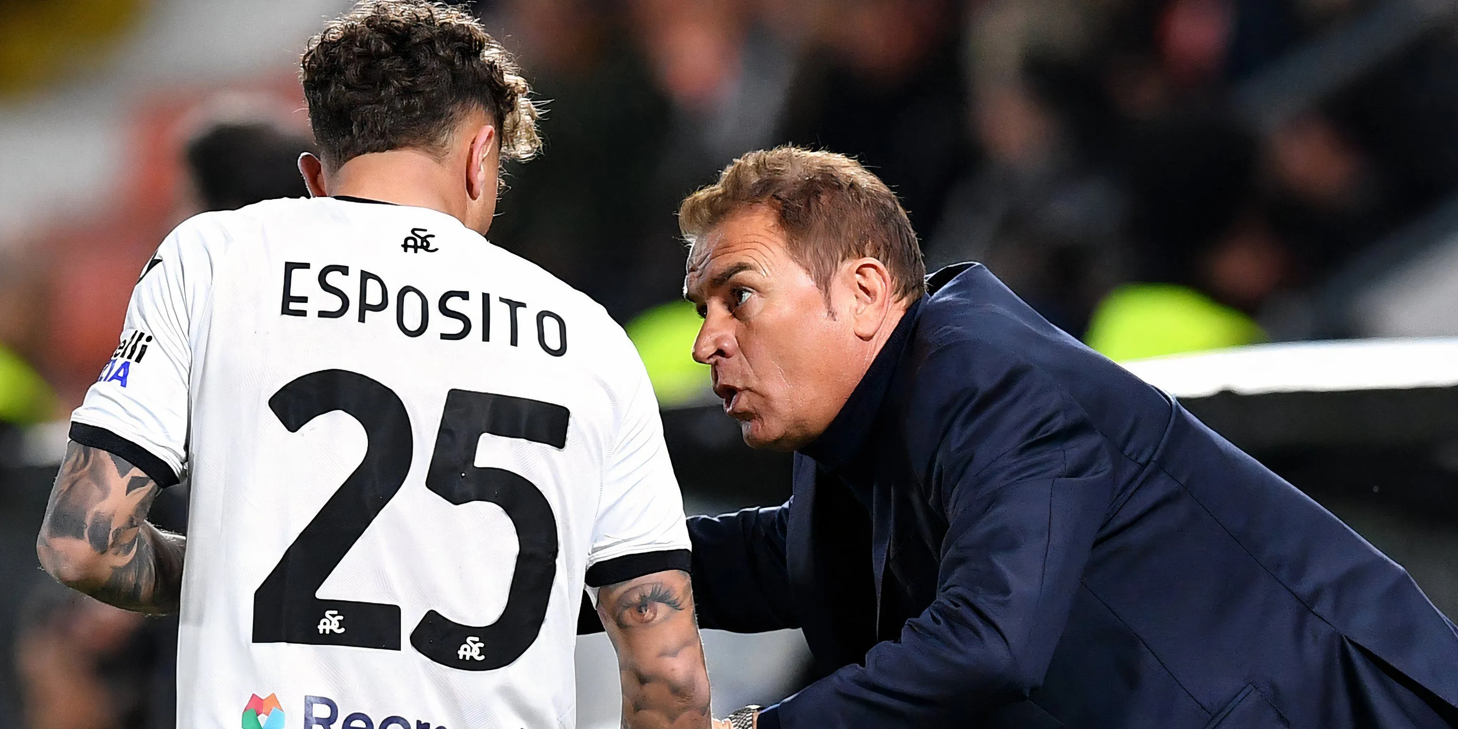 Tiền vệ Salvatore Esposito trong một trận đấu cho Spezia