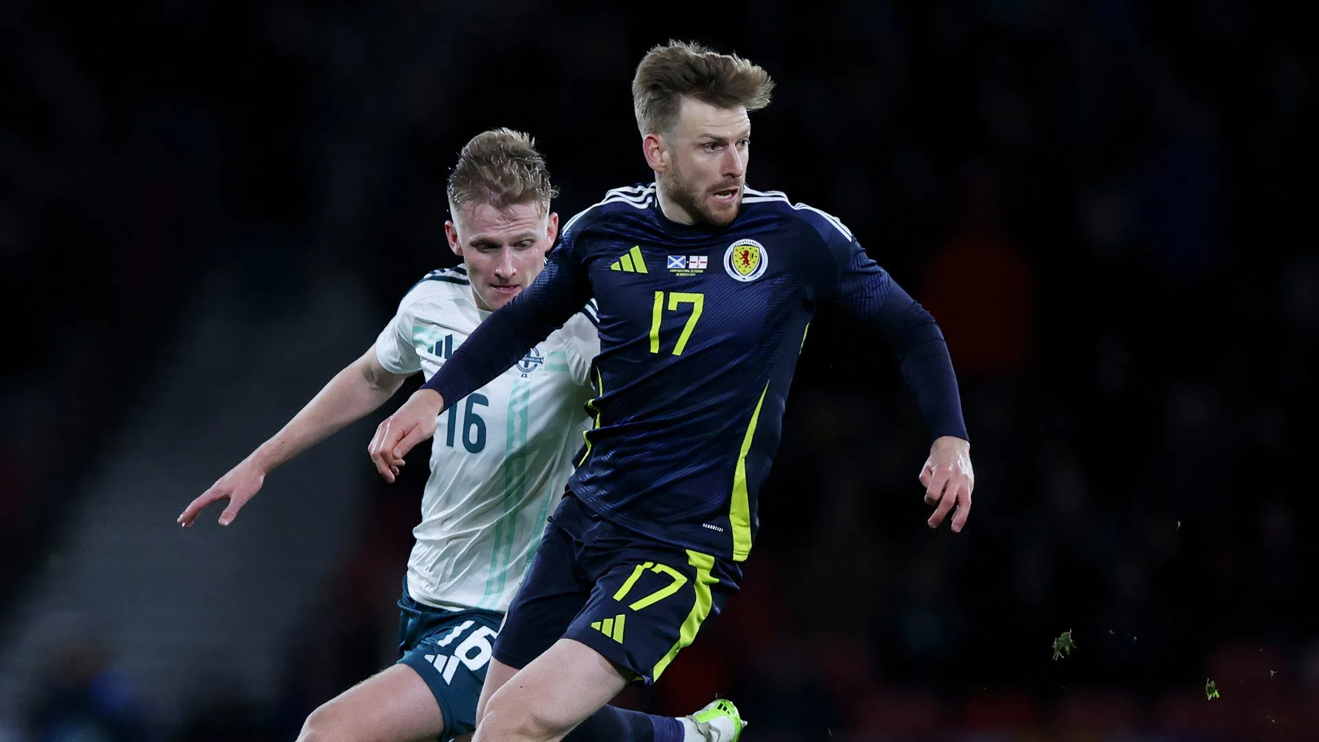 Tiền vệ Stuart Armstrong thi đấu cho đội tuyển Scotland