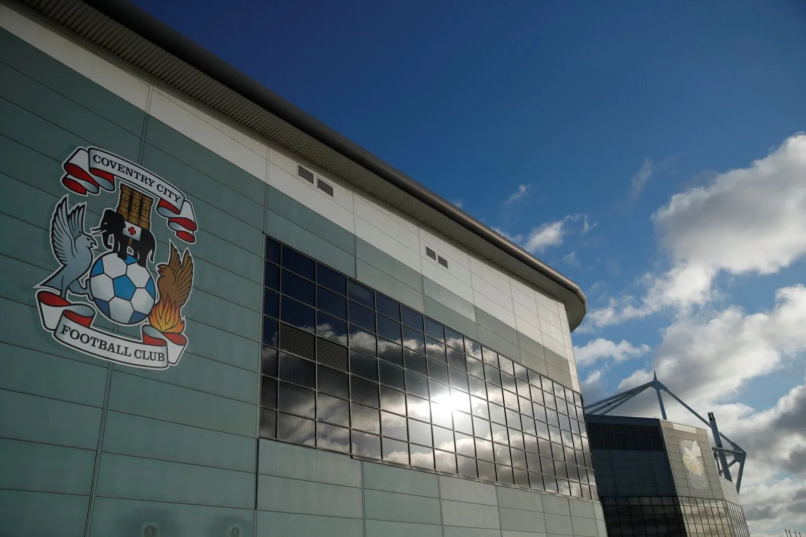 Toàn cảnh bên ngoài sân vận động CBS Arena của Coventry City, một sân đấu hiện đại nhưng thiếu bản sắc