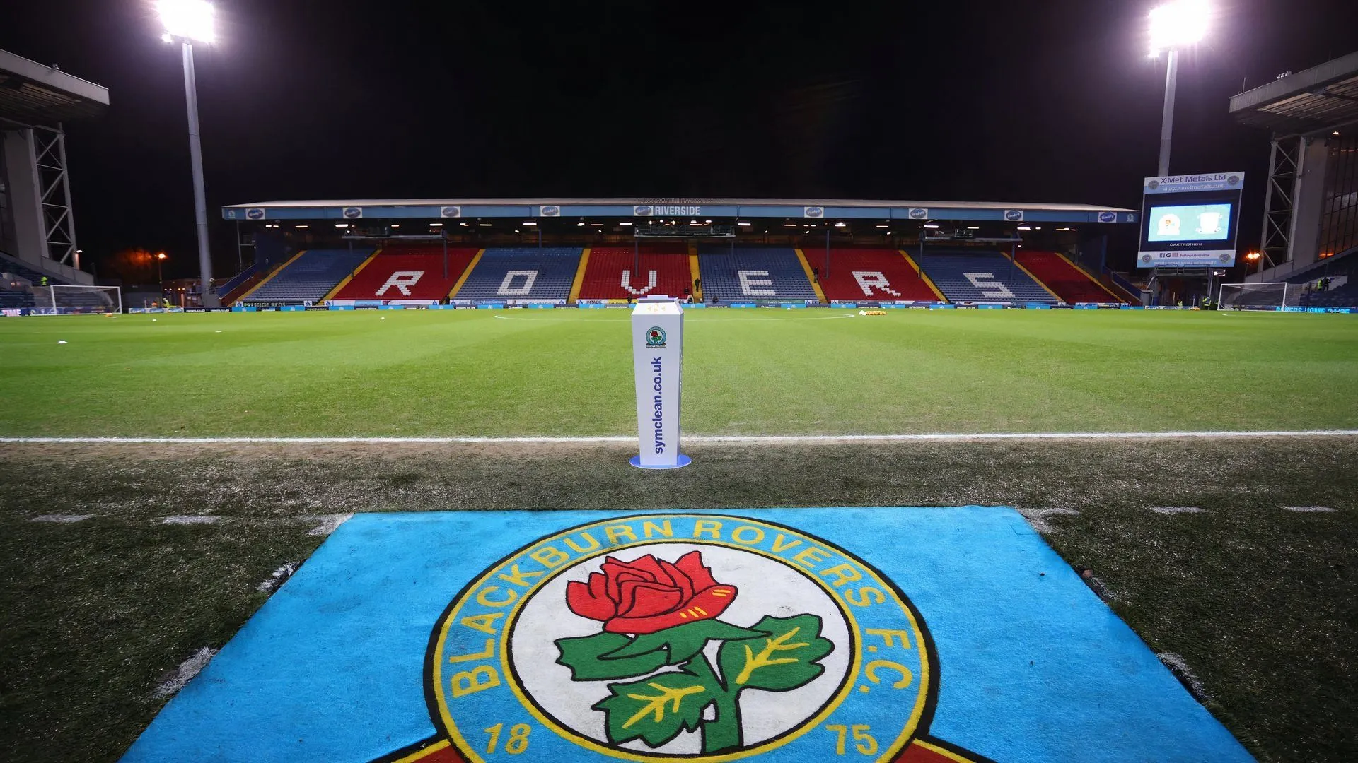 Toàn cảnh sân Ewood Park của Blackburn Rovers, một sân vận động lịch sử nhưng ngày càng vắng vẻ