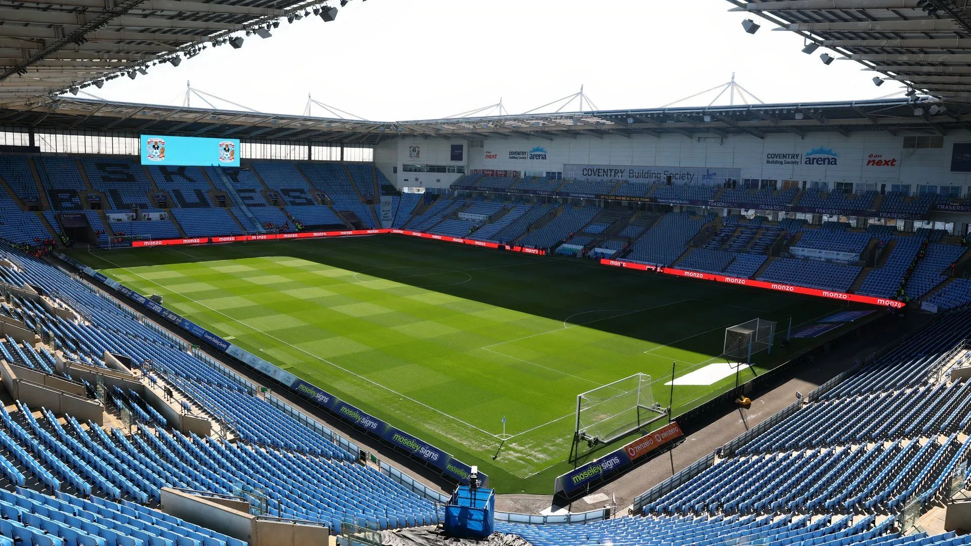 Toàn cảnh sân vận động CBS Arena, sân nhà của Coventry City, trong bối cảnh mùa giải Championship