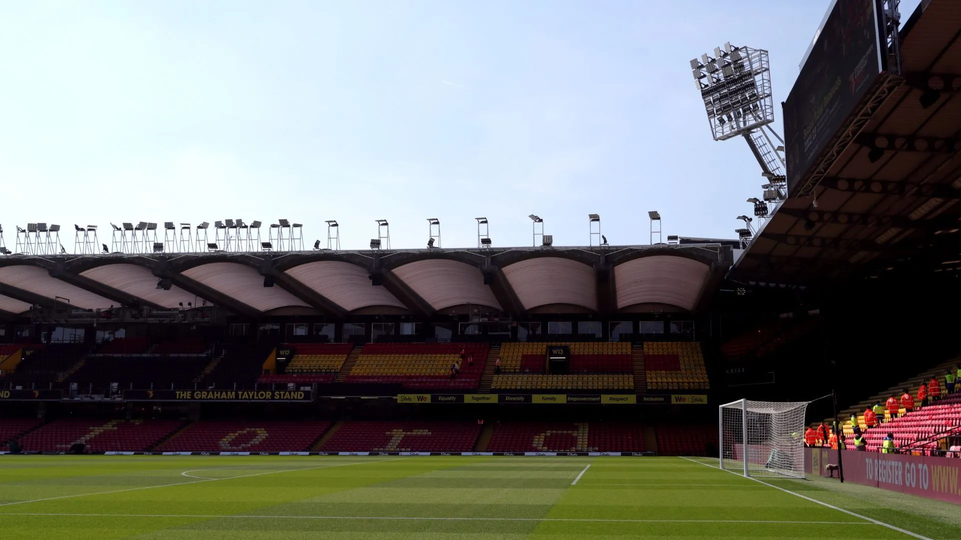 Toàn cảnh sân Vicarage Road của Watford, một sân vận động hiện đại nhưng thiếu cá tính