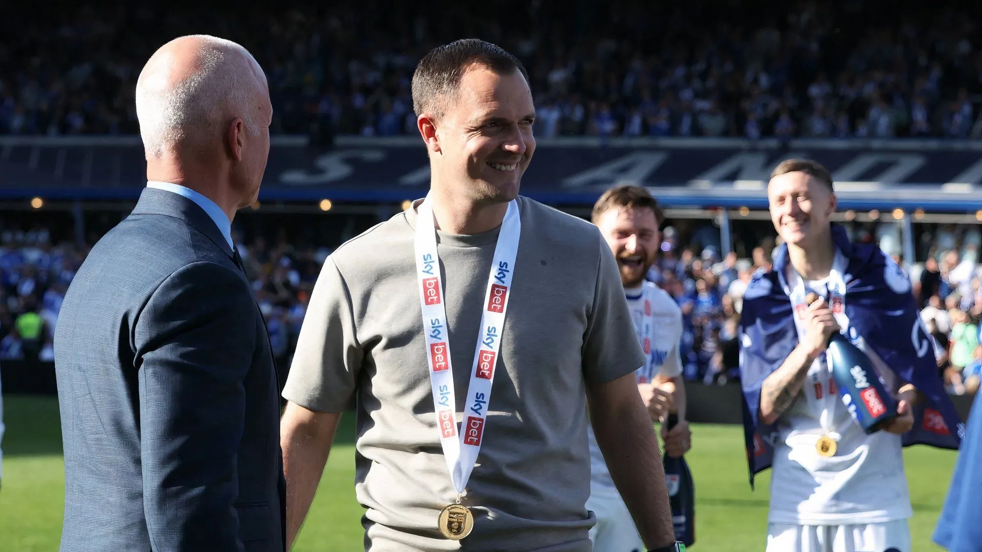 Tom Wagner và Chris Davies, lãnh đạo Birmingham City, trong bối cảnh áo đấu mới.