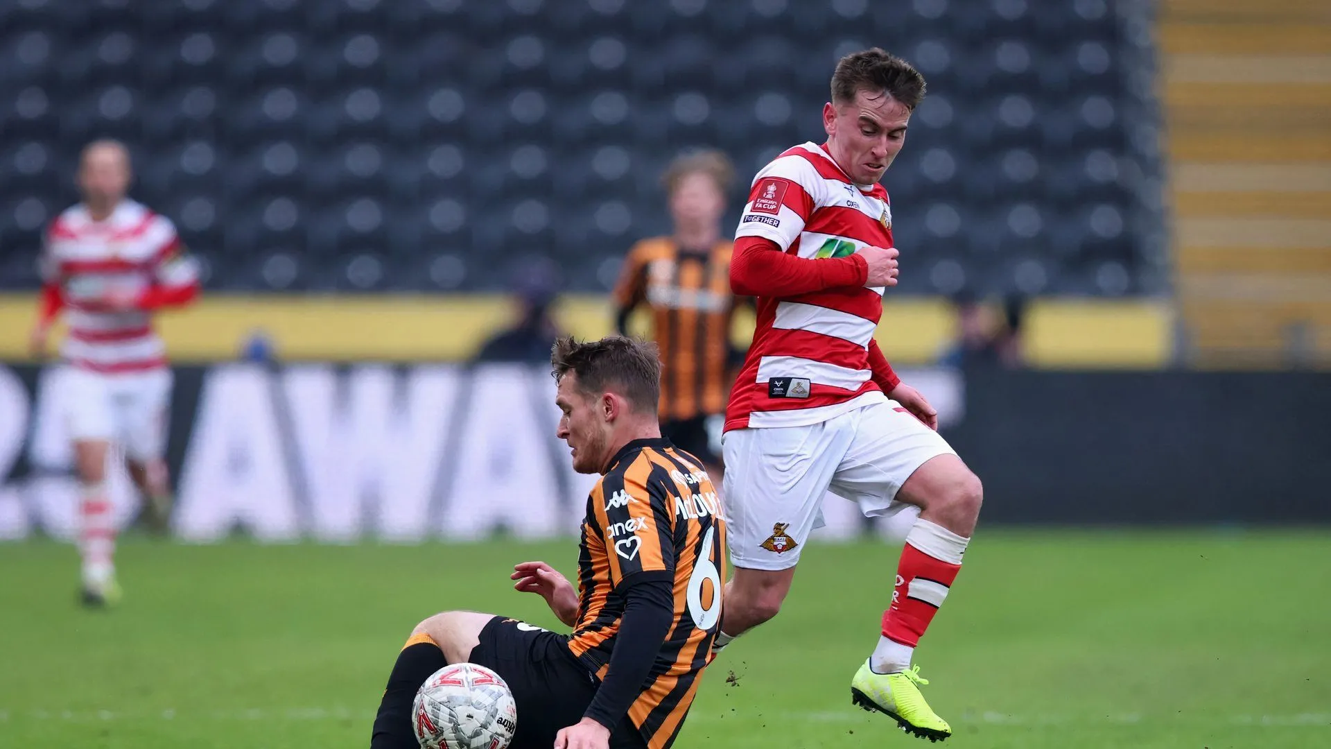 Trung vệ Sean McLoughlin trong màu áo Hull City thi đấu với Doncaster Rovers