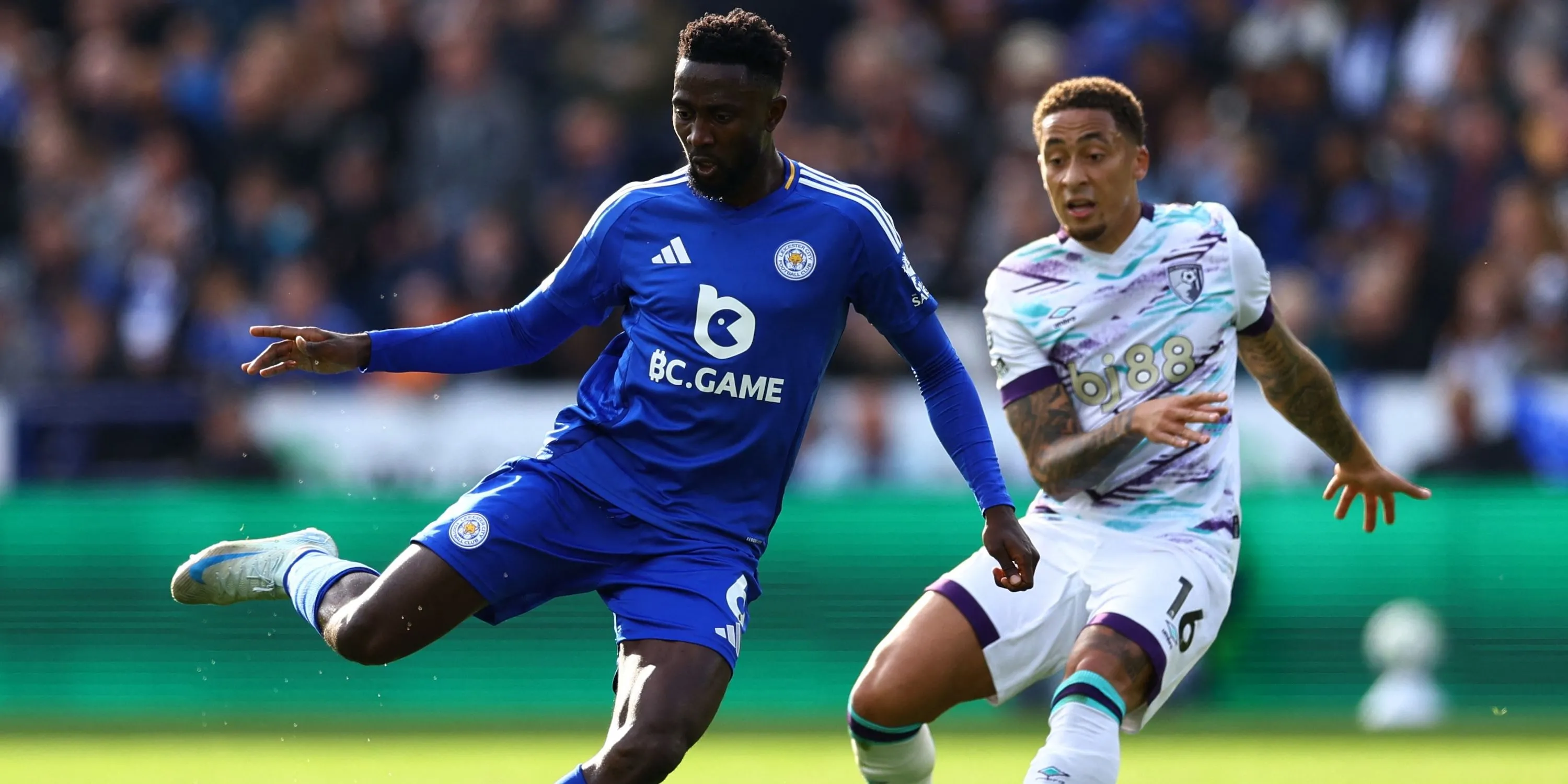 Wilfred Ndidi của Leicester City trong một pha tranh chấp, ngôi sao được nhiều CLB săn đón.